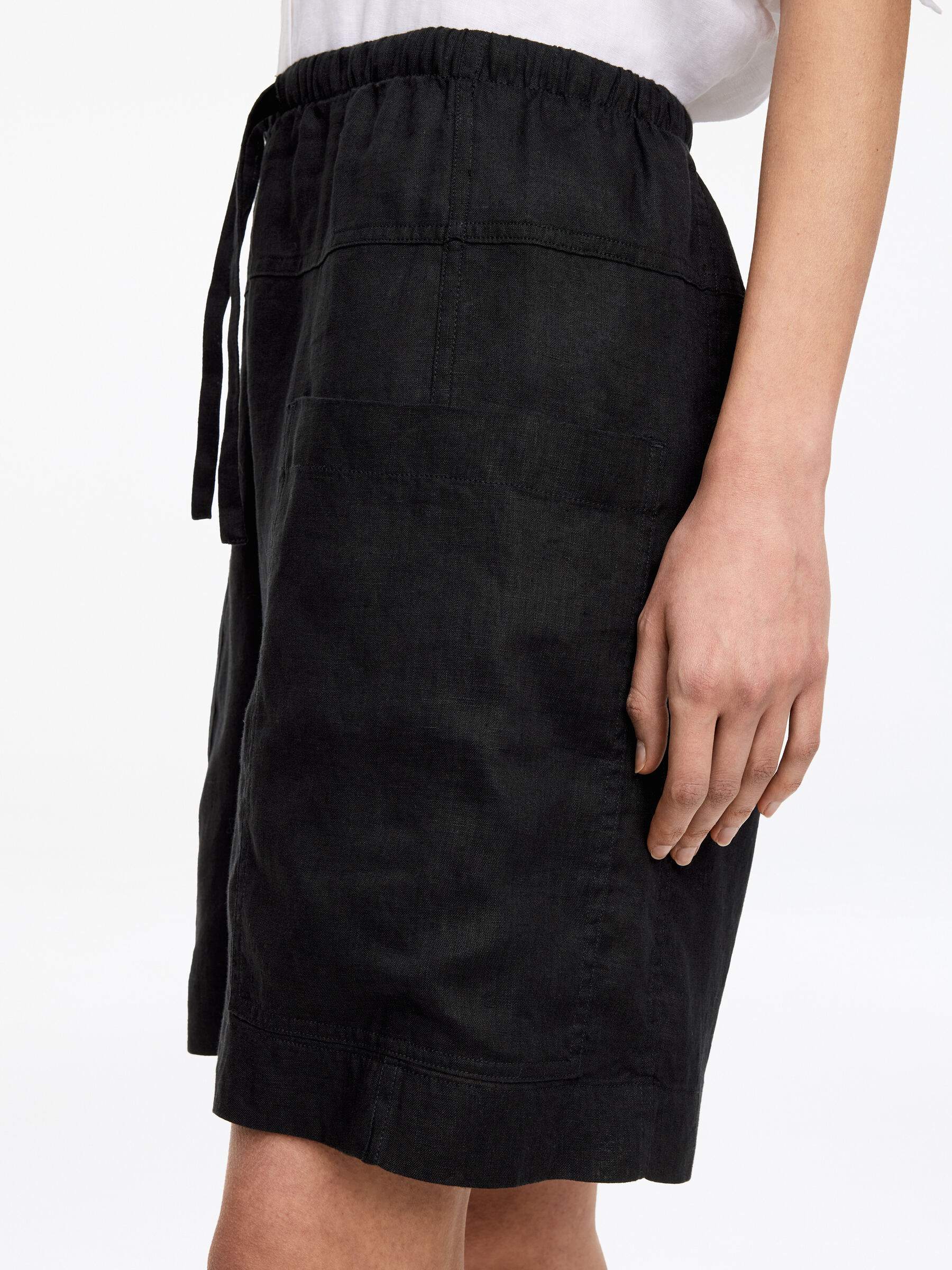Linen Shorts - Black - Loose fit - Women - StillMedia/Lookbook - 4