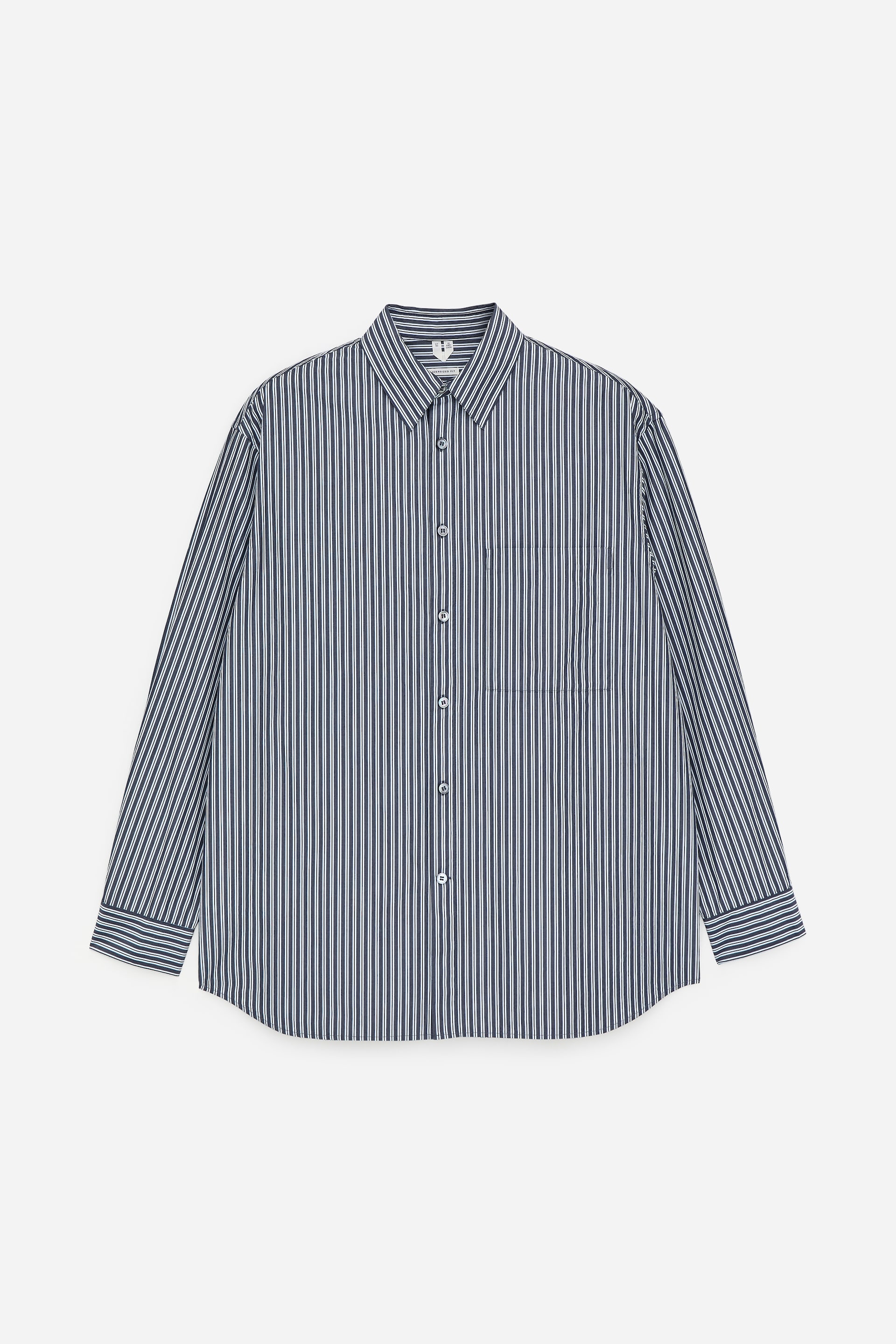 Visualizza l'immagine ingrandita: Una camicia è rivolta FRONTE, caratterizzata da righe verticali in blu navy, bianco e verde scuro. È progettata con un colletto a punta, una lista completa di bottoni e maniche lunghe con polsini abbottonati, mentre una tasca applicata è visibile sul petto sinistro.