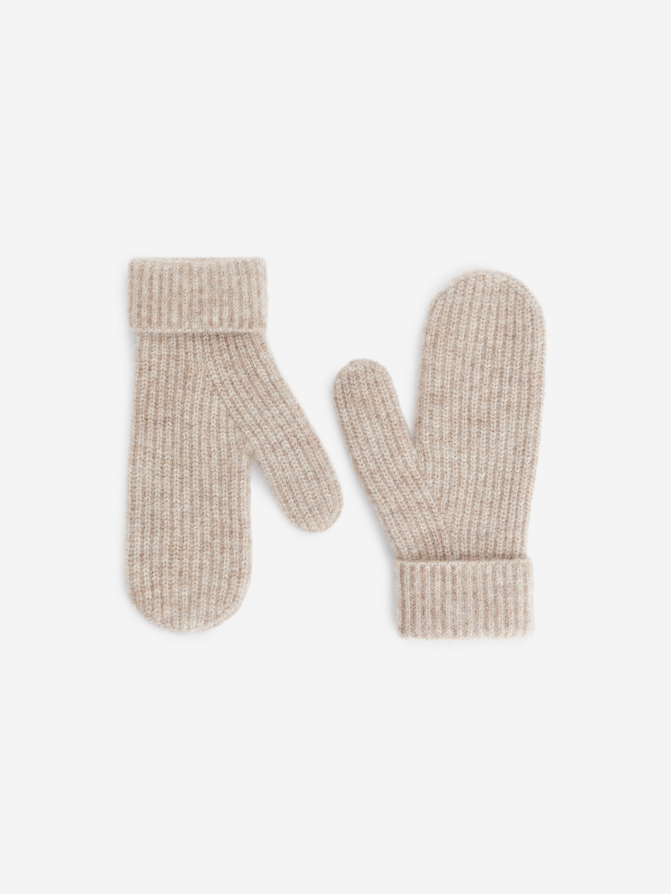 Visa större bild: Ett par ljusbeige vantar ligger med framsidan uppåt. De har en hårig stickad textur, ribbad genomgående, och har vikta muddar.