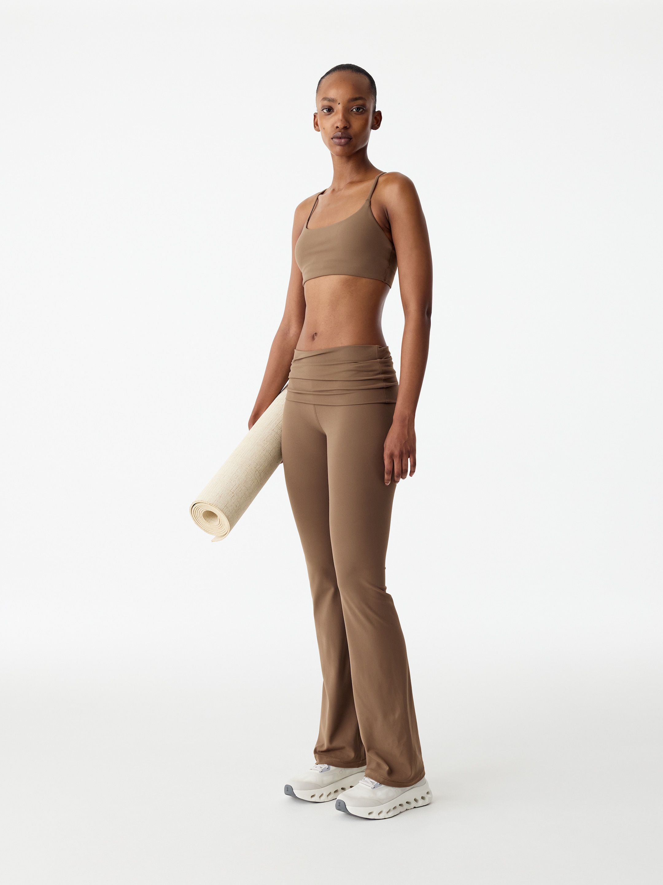 Biustonosz sportowy z elastycznego materiału - Szarobrązowy - Wąski fason - women - StillMedia/Lookbook - 4