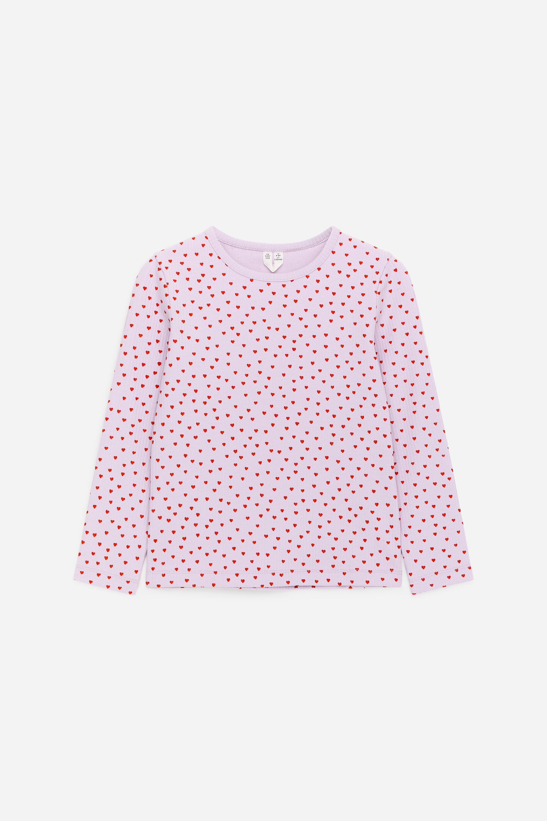 Vezi imaginea mai mare: Un top reiat, mov deschis, cu mâneci lungi este prezentat din față, având un imprimeu pe întreaga suprafață cu inimioare roșii mici, guler rotund și tiv drept.