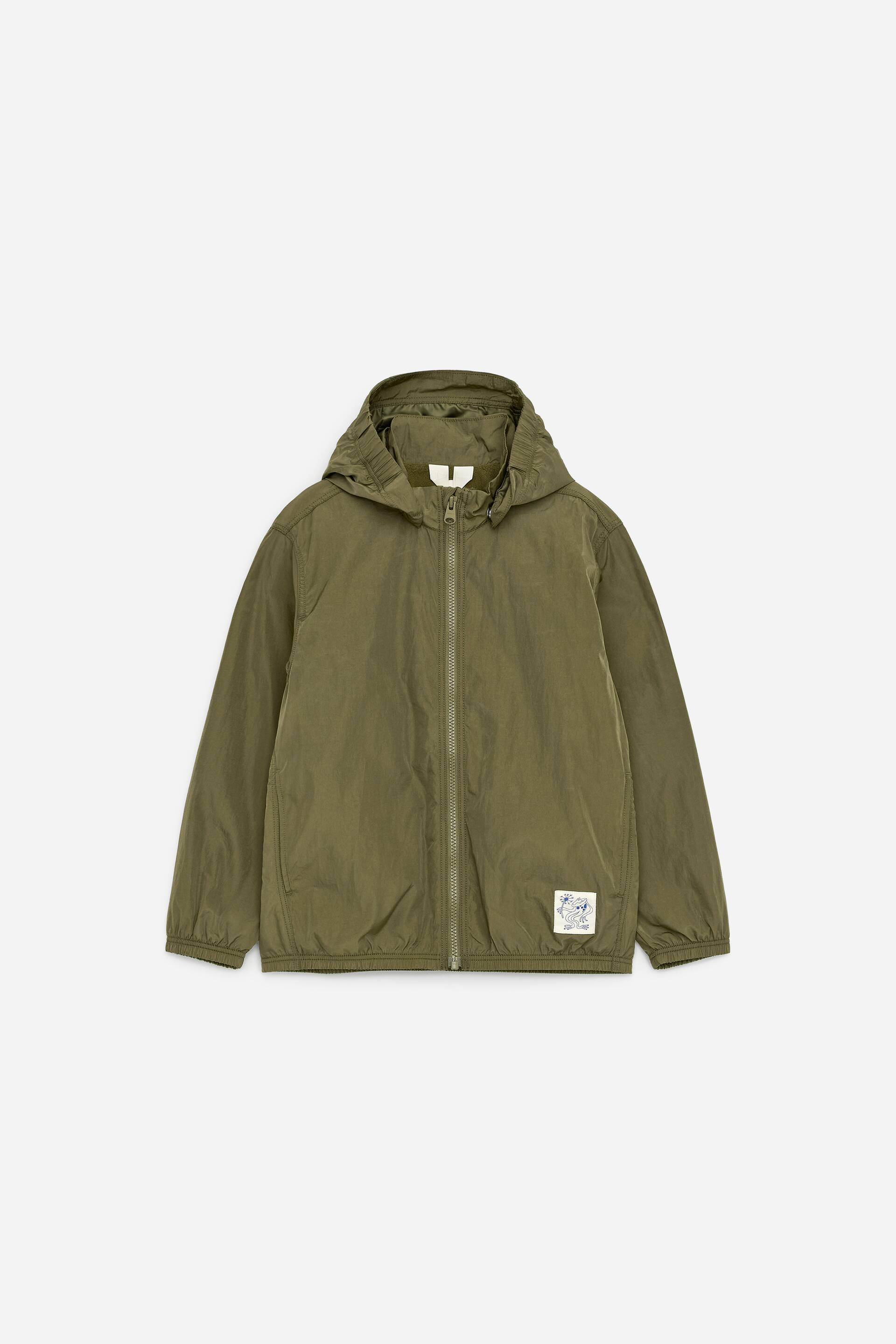 Größeres Bild anzeigen: Eine FRONT-Ansicht zeigt eine olivgrüne funktionale Shell-Jacke mit abnehmbarer Kapuze. Sie ist mit einem Frontreißverschluss, in die Nähte eingesetzten Seitentaschen sowie elastischen Ärmelenden und Saum gestaltet.