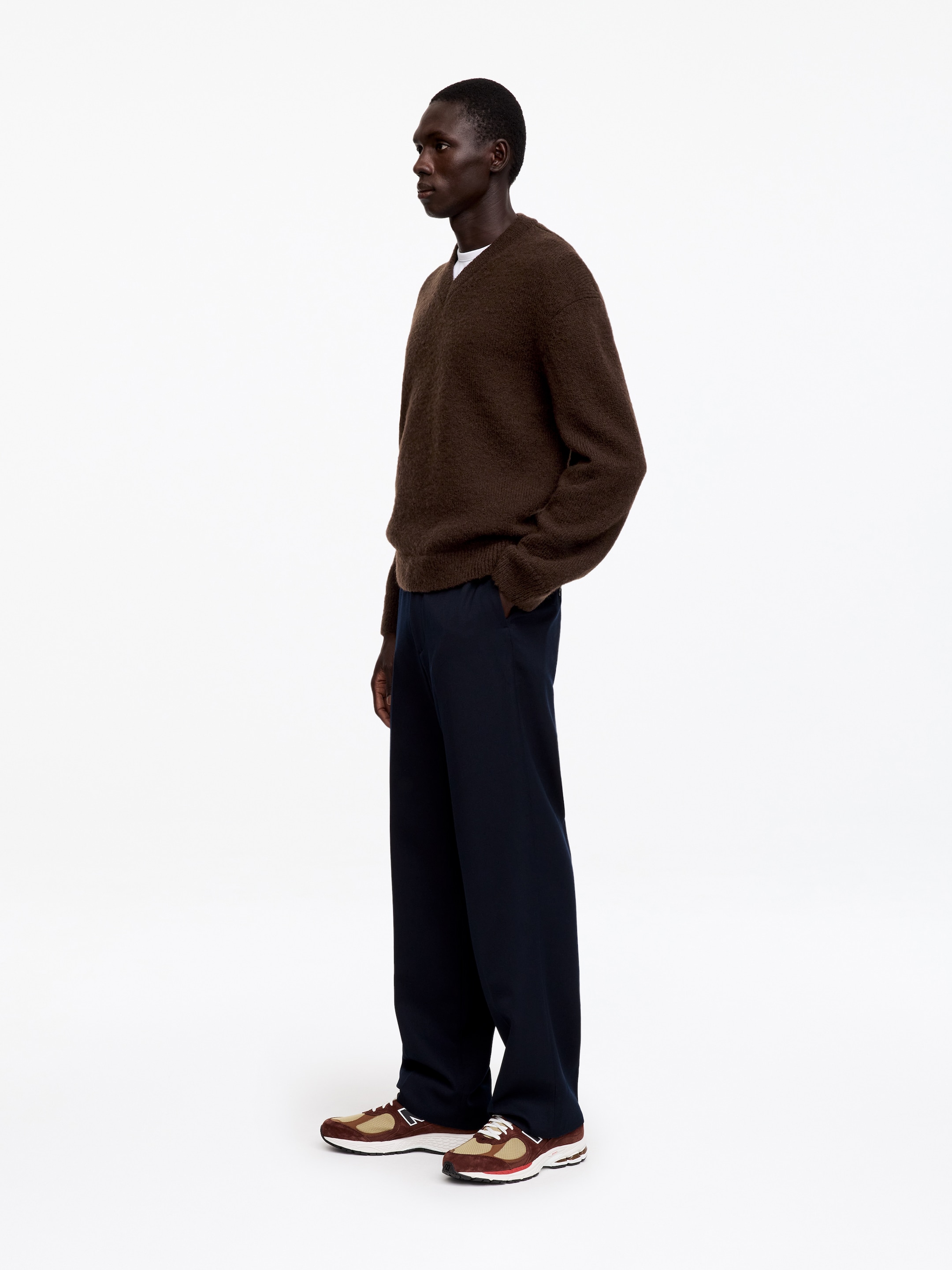 Wool-Blend Bouclé V-Neck - Brown - Regular fit - men - StillMedia/Lookbook - 3