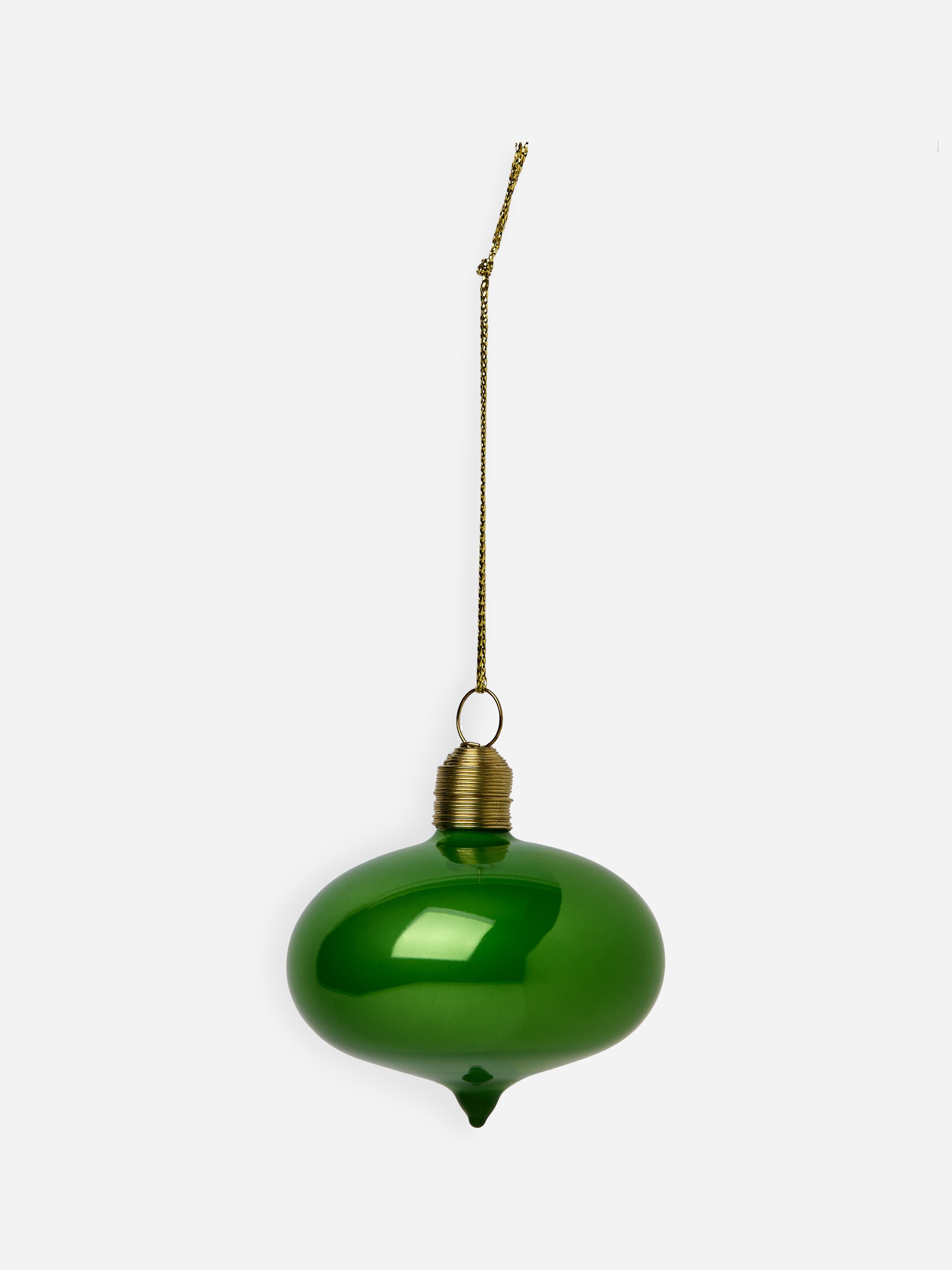 Visualizza immagine più grande: Un ornamento verde lucido è appeso, caratterizzato da una forma ovoidale allungata che si assottiglia a una punta in basso. Un cappuccio filettato di colore oro è posizionato in cima, con un piccolo anello dal quale si estende verso l'alto una sottile catena d'oro.