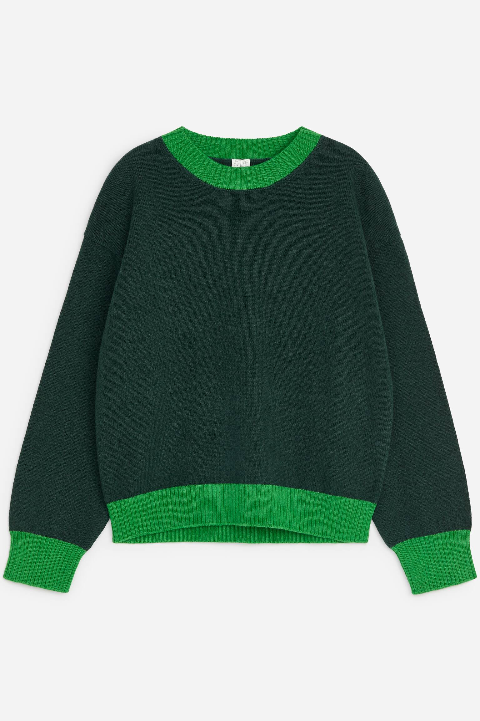 Der Strickpullover ist von vorne zu sehen und verfÃ¼gt Ã¼ber einen dunkelwaldgrÃ¼nen KÃ¶rper sowie lange Ãrmel mit einem kontrastierenden, leuchtend grÃ¼nen gerippten Rundhalsausschnitt, gerippten BÃ¼ndchen und einem gerippten Saum.