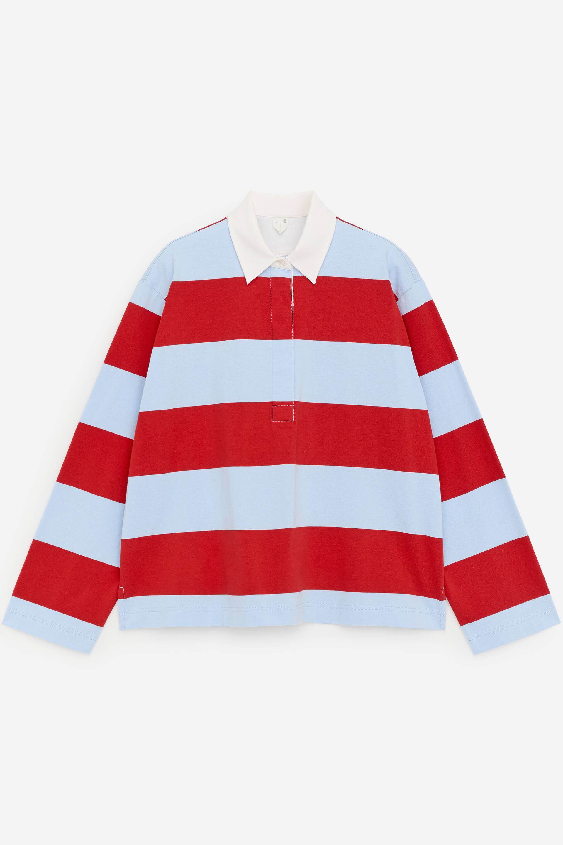 Grösseres Bild ansehen: Dieses Poloshirt zeigt eine Vorderansicht mit roten und hellblauen horizontalen Streifen. Es ist mit einem weißen Spitzkragen, einer verdeckten Vier-Knopf-Leiste, überschnittenen Schultern, langen Ärmeln mit schlichten Manschetten und einem geraden Saum gestaltet.