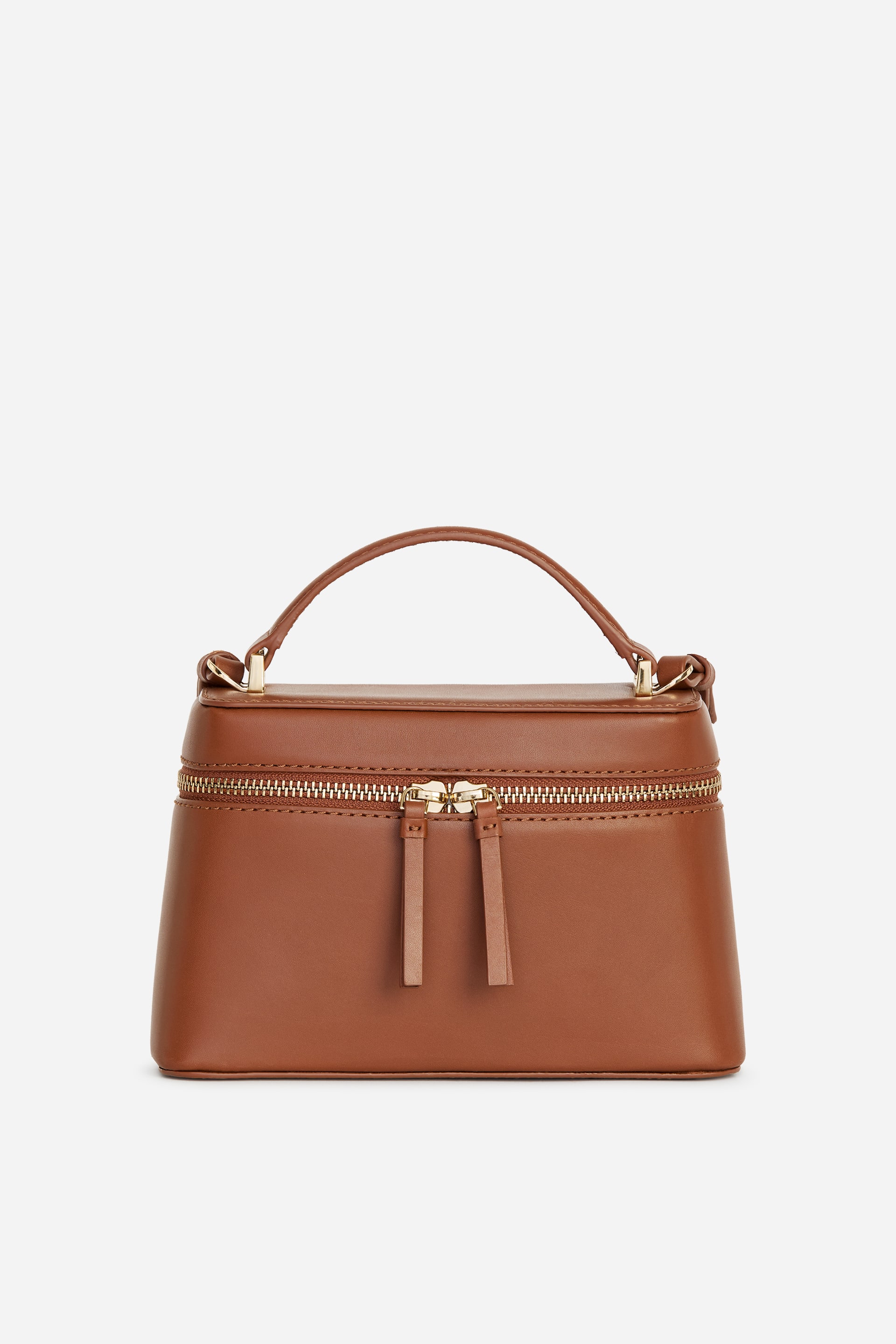 Agrandir l'image: Un sac bandoulière marron est présenté de face, mettant en valeur son cuir lisse et structuré. Il est doté d'une poignée supérieure et d'une fermeture éclair dorée avec deux tirettes assorties.