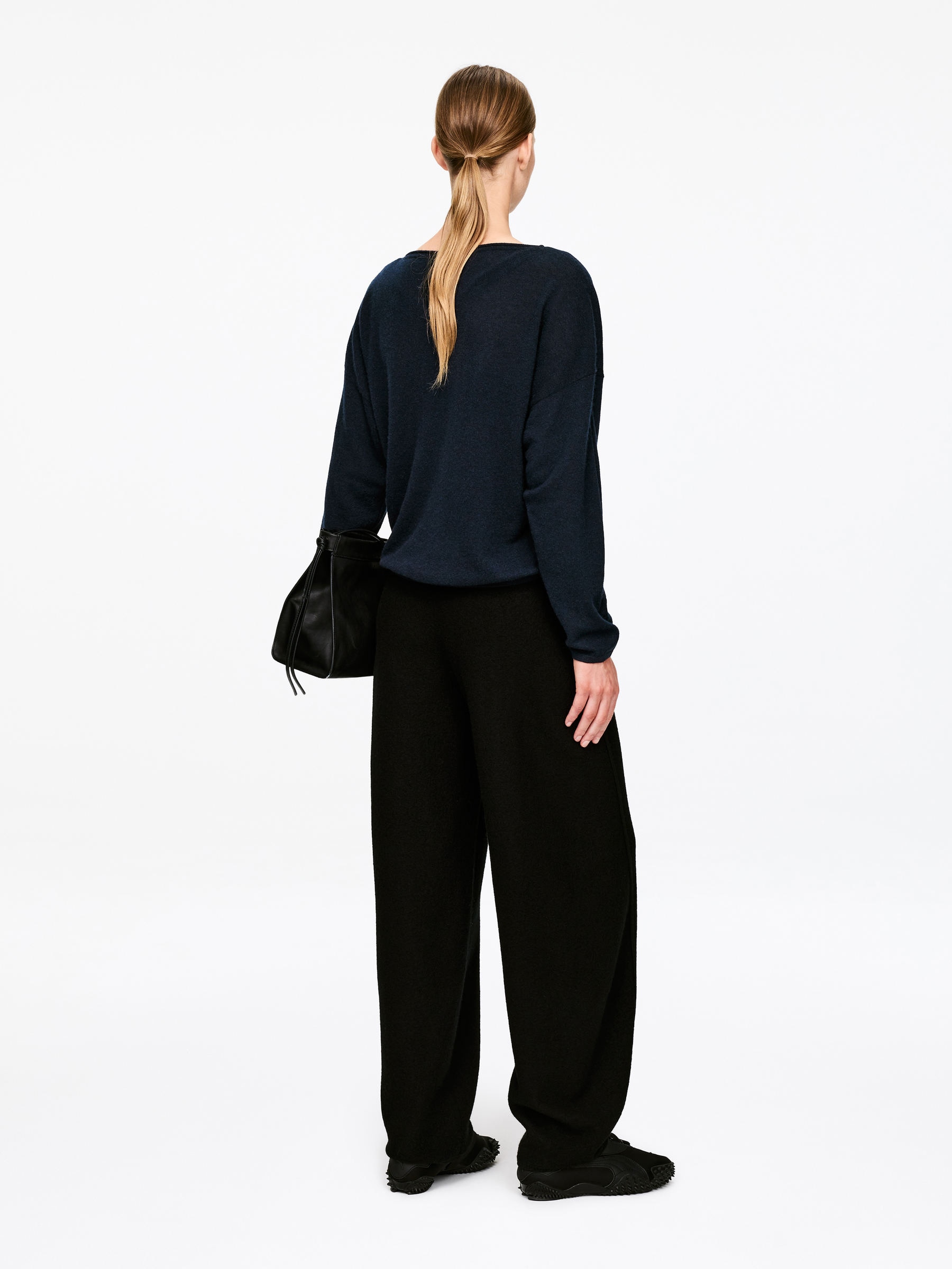 Pure Cashmere Boat-Neck Jumper - Dark Blue - Loose fit - Women - StillMedia/Lookbook - 5