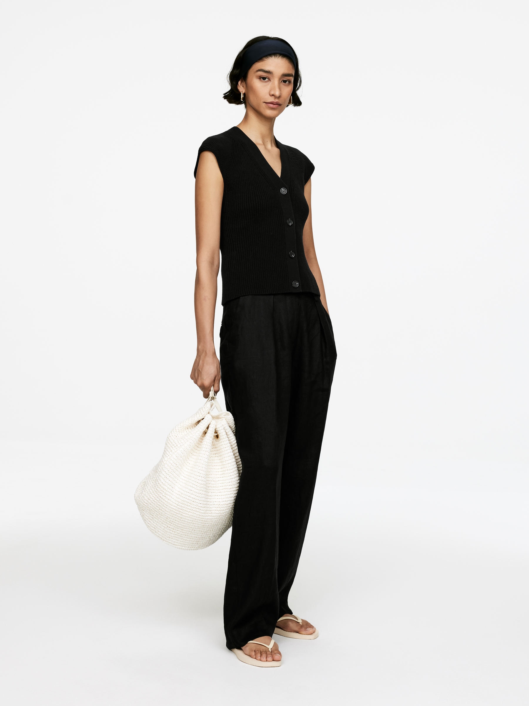 Knitted Sleeveless Top - Black - Regular fit - Women - StillMedia/Lookbook - 3