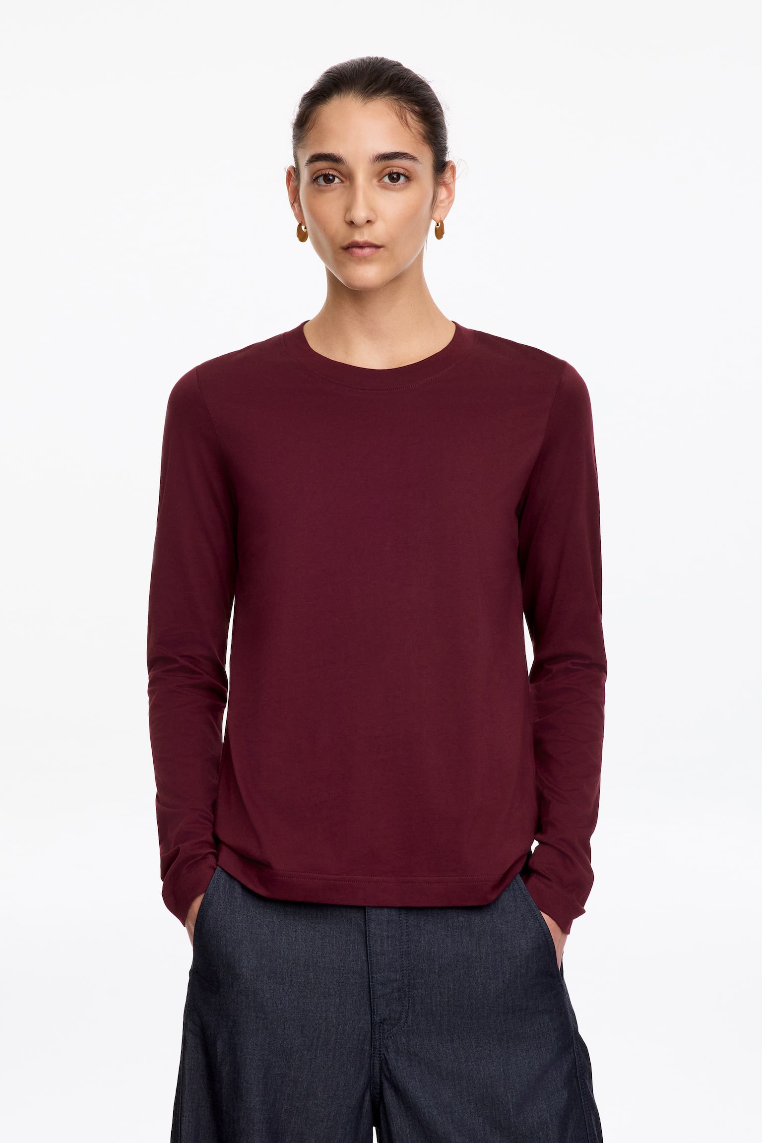 Vooraanzicht van een bordeauxrode T-shirt met lange mouwen, met een geribde ronde hals en rechte, ongeboorde mouwen. Het kledingstuk heeft een regular fit met een strakke, rechte zoomlijn. - 1