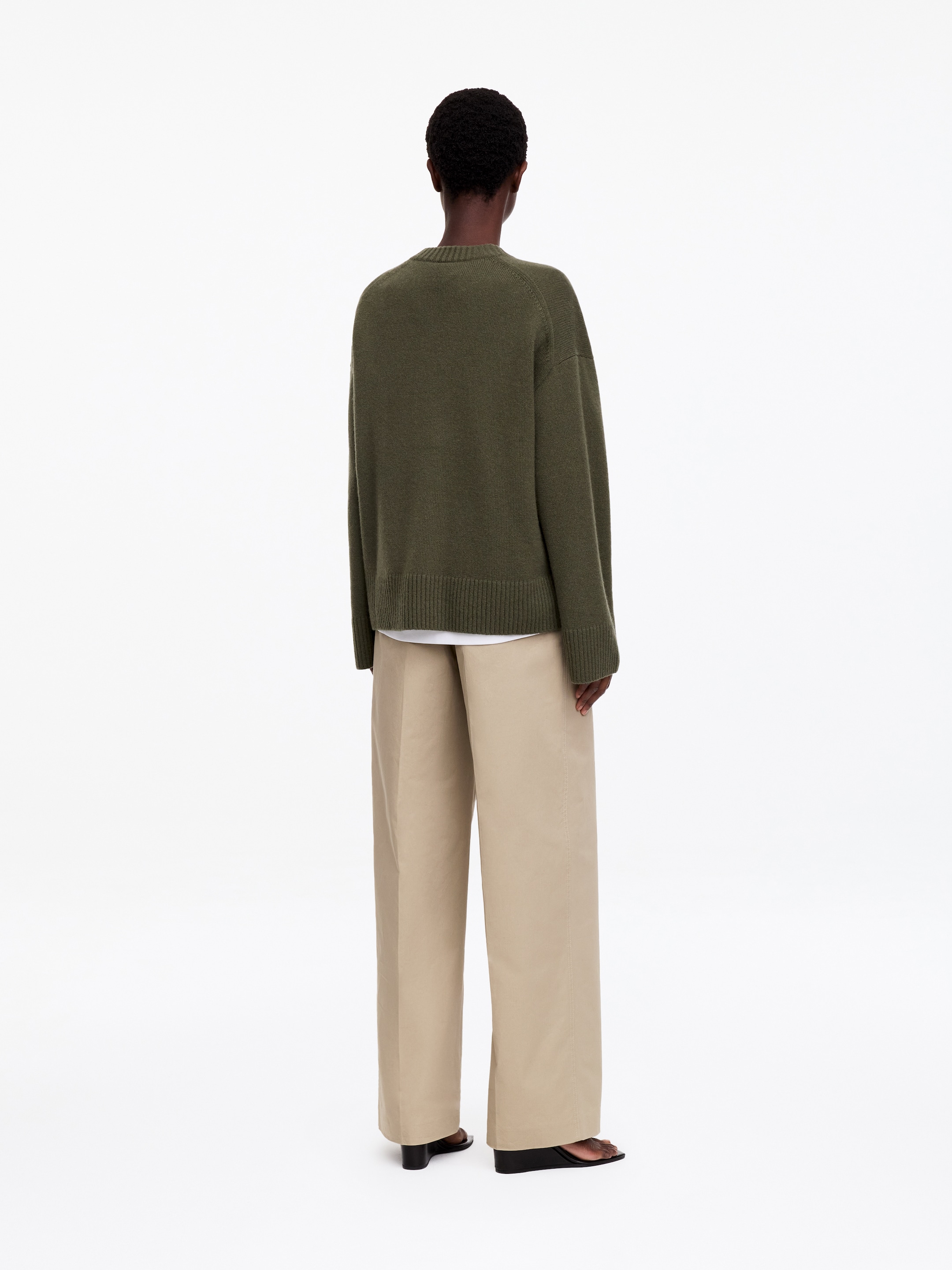Oversized Pure Cashmere Jumper​ - Khaki Green - Relaxed fit - women - StillMedia/Lookbook - 4
