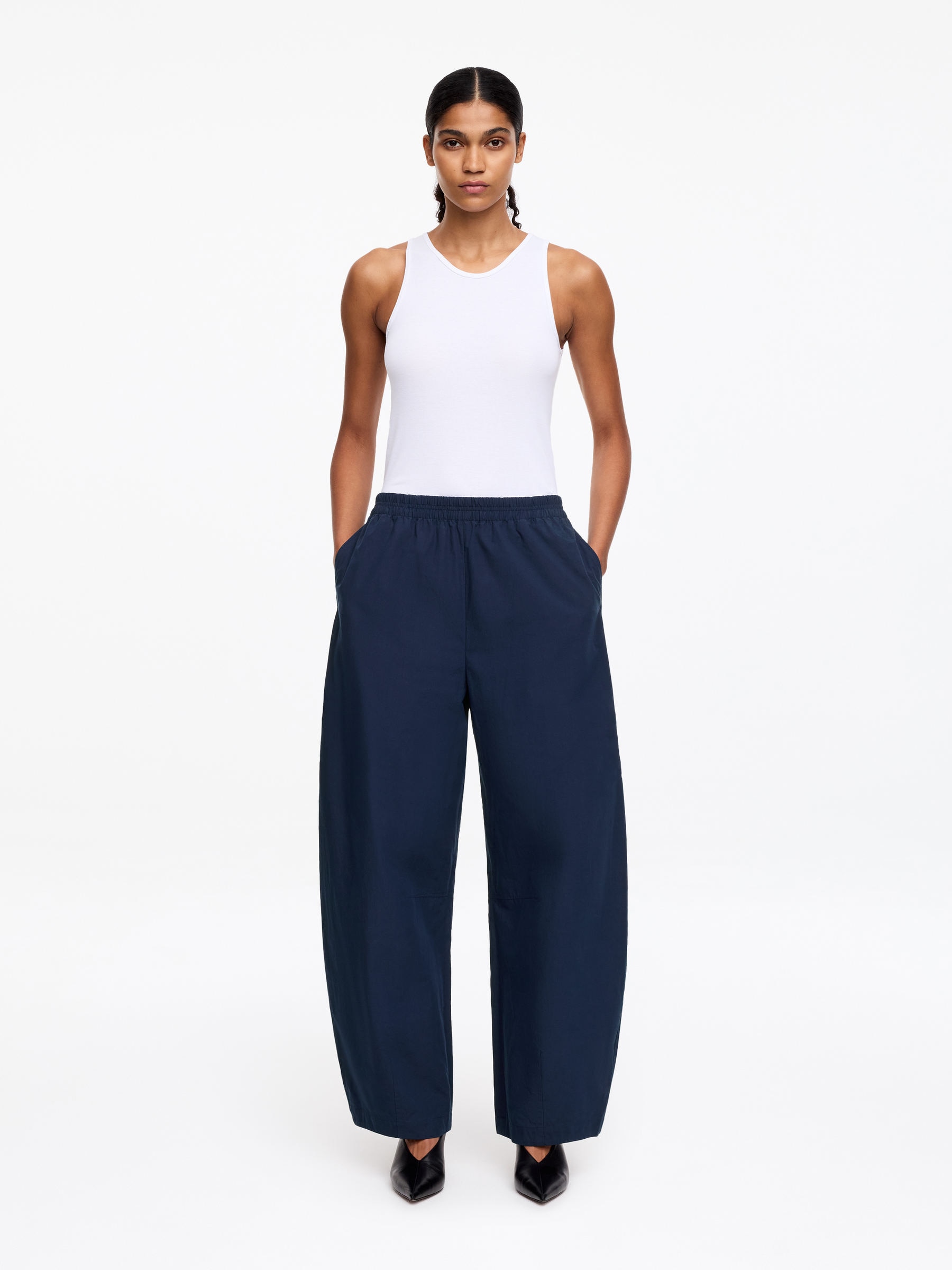 Bawełniane spodnie z nogawkami barrel - Ciemnoniebieski - Luźny fason - Women - StillMedia/Lookbook - 5