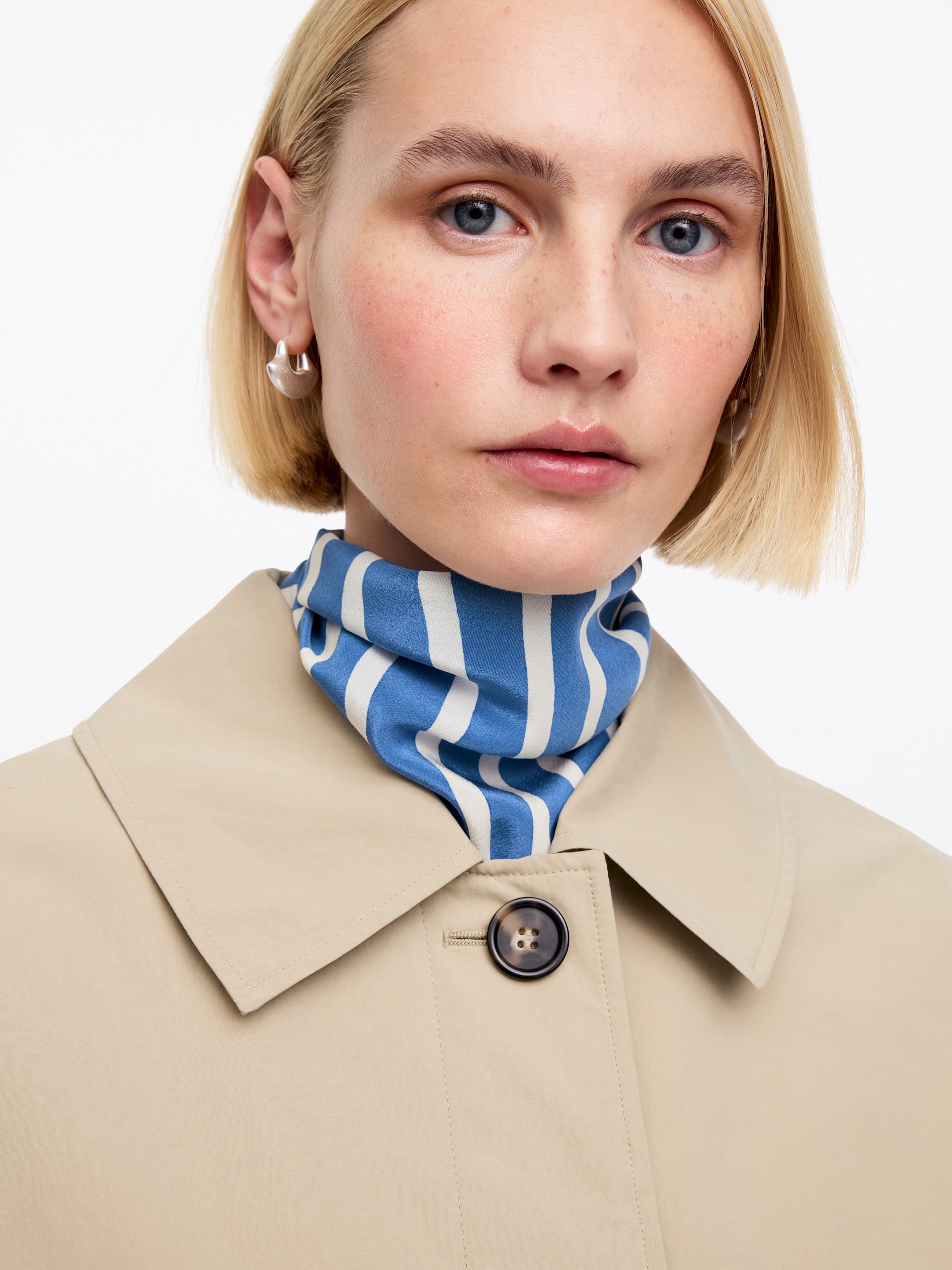 Jedwabna trójkątna apaszka - Niebieski/biały - Women - StillMedia/Lookbook - 3