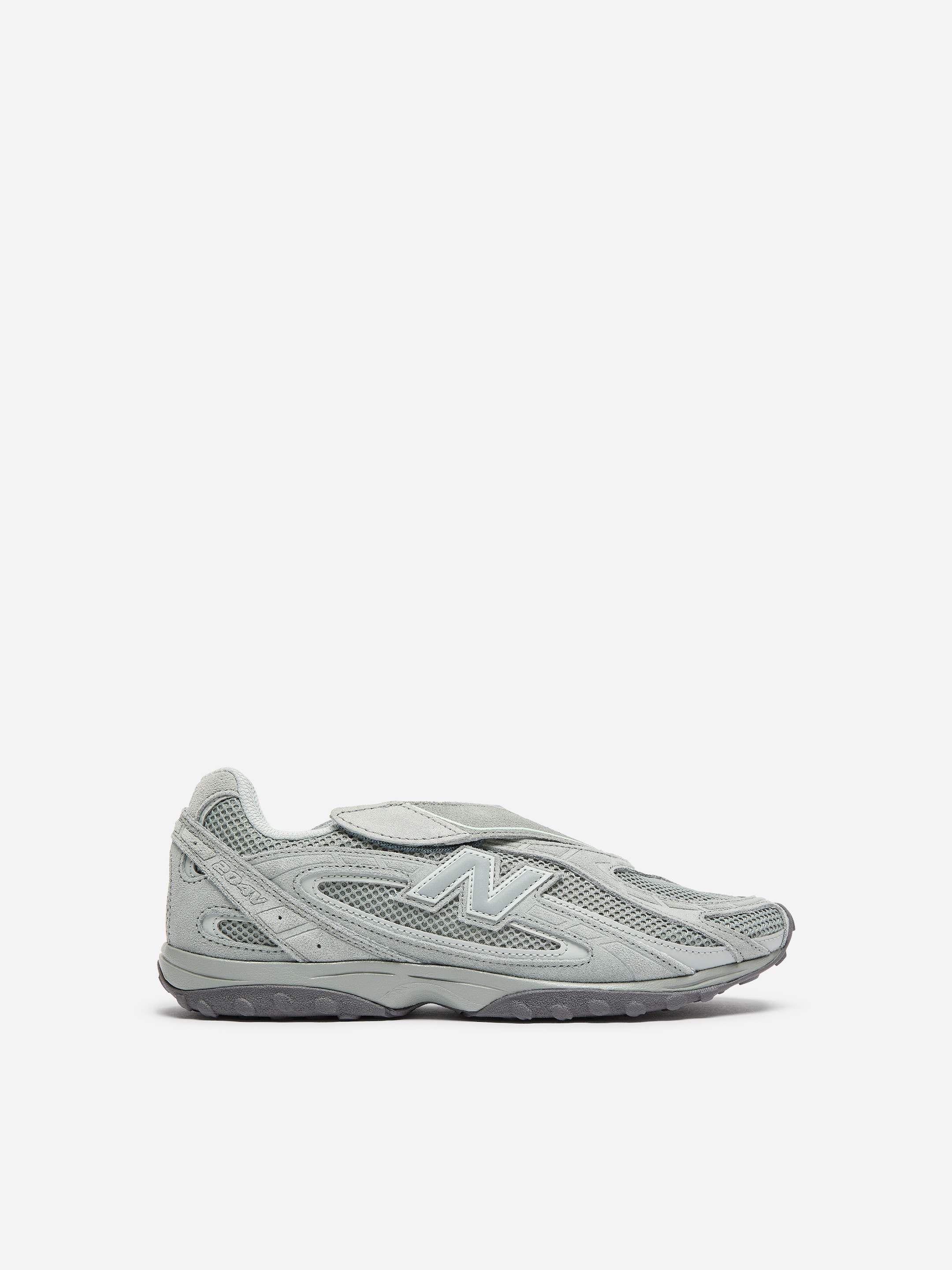 New Balance 204V trainers - Light green - women - StillMedia/DescriptiveStillLife - 2