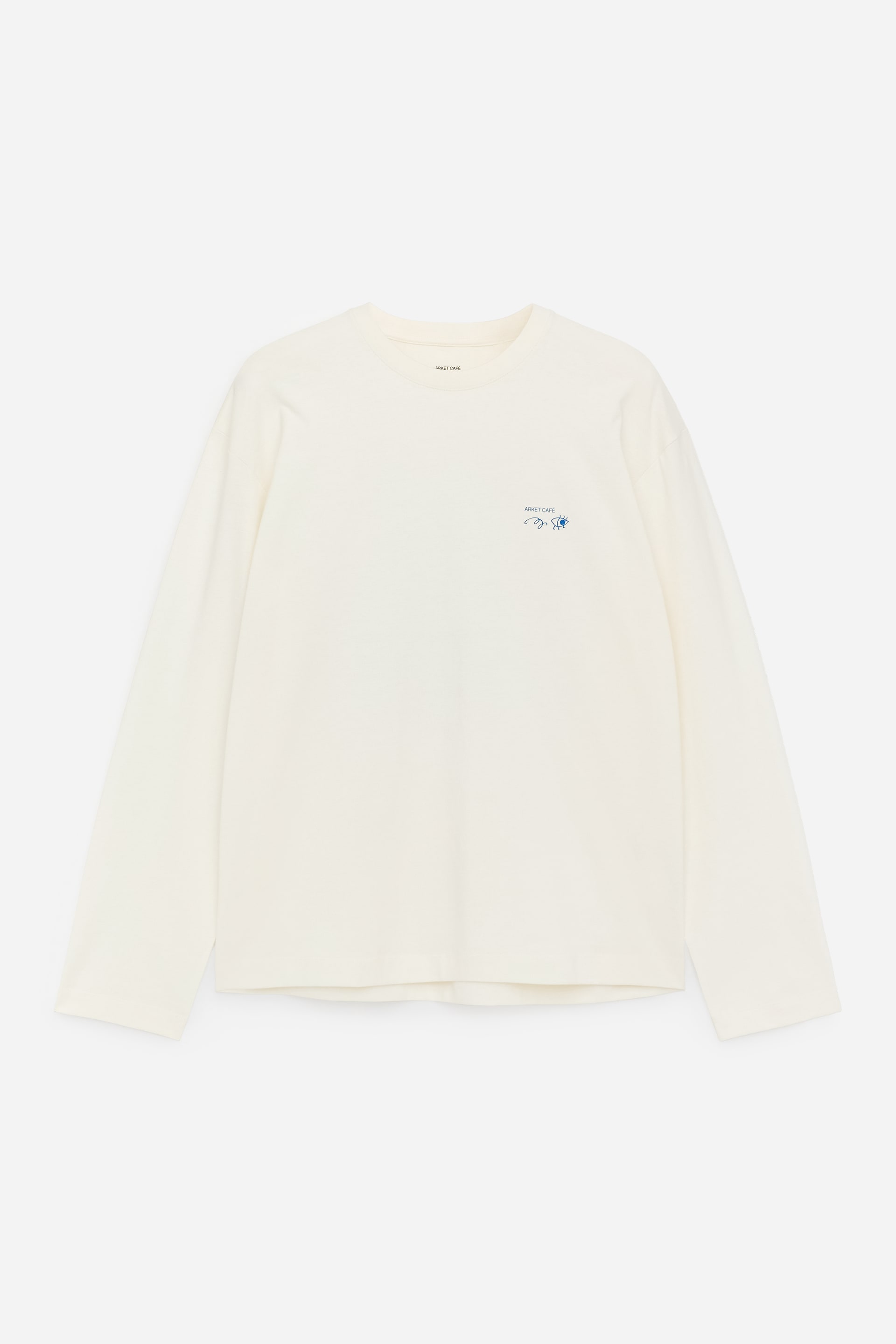 Agrandir l'image: Une chemise crème à manches longues est présentée de FACE, avec un col rond. Un petit motif brodé bleu, comprenant le texte "ARNET CAFE" et un graphique abstrait, est visible sur la poitrine gauche.