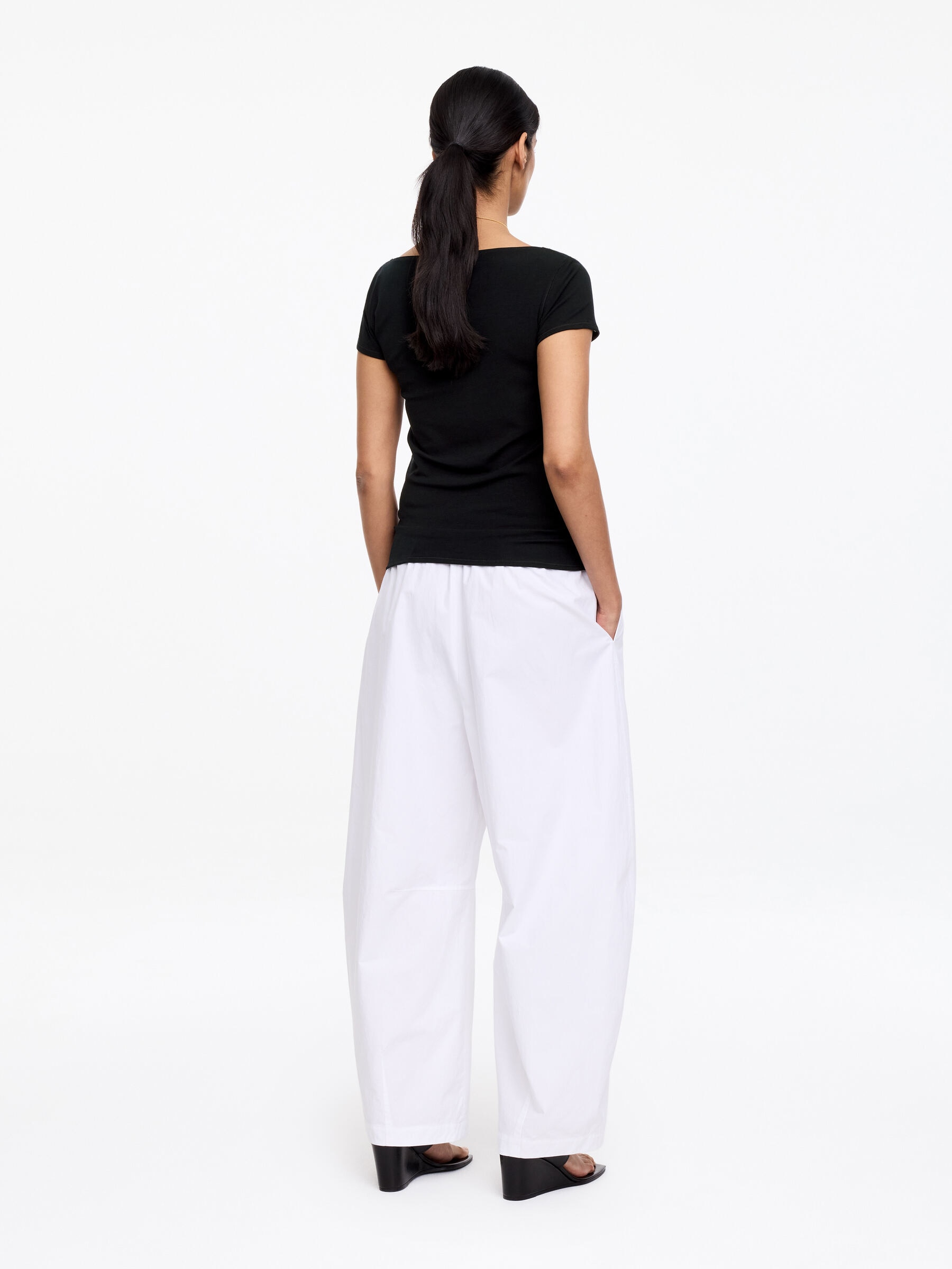 T-shirt z dekoltem w łódkę - Czarny - Wąski fason - Women - StillMedia/Lookbook - 5