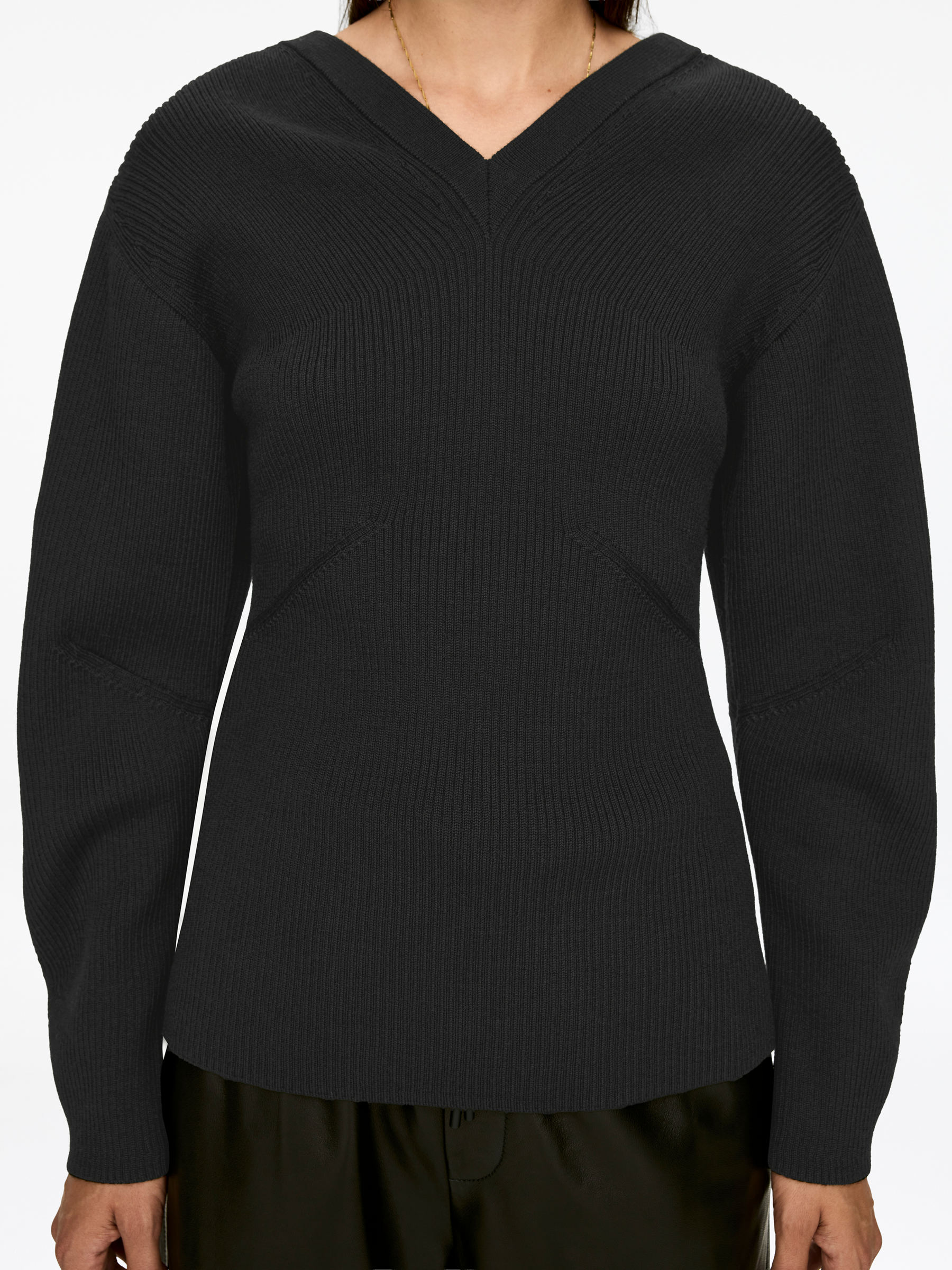 Pull à col V en laine et coton - Noir - Regular fit - Femme - StillMedia/Lookbook - 3