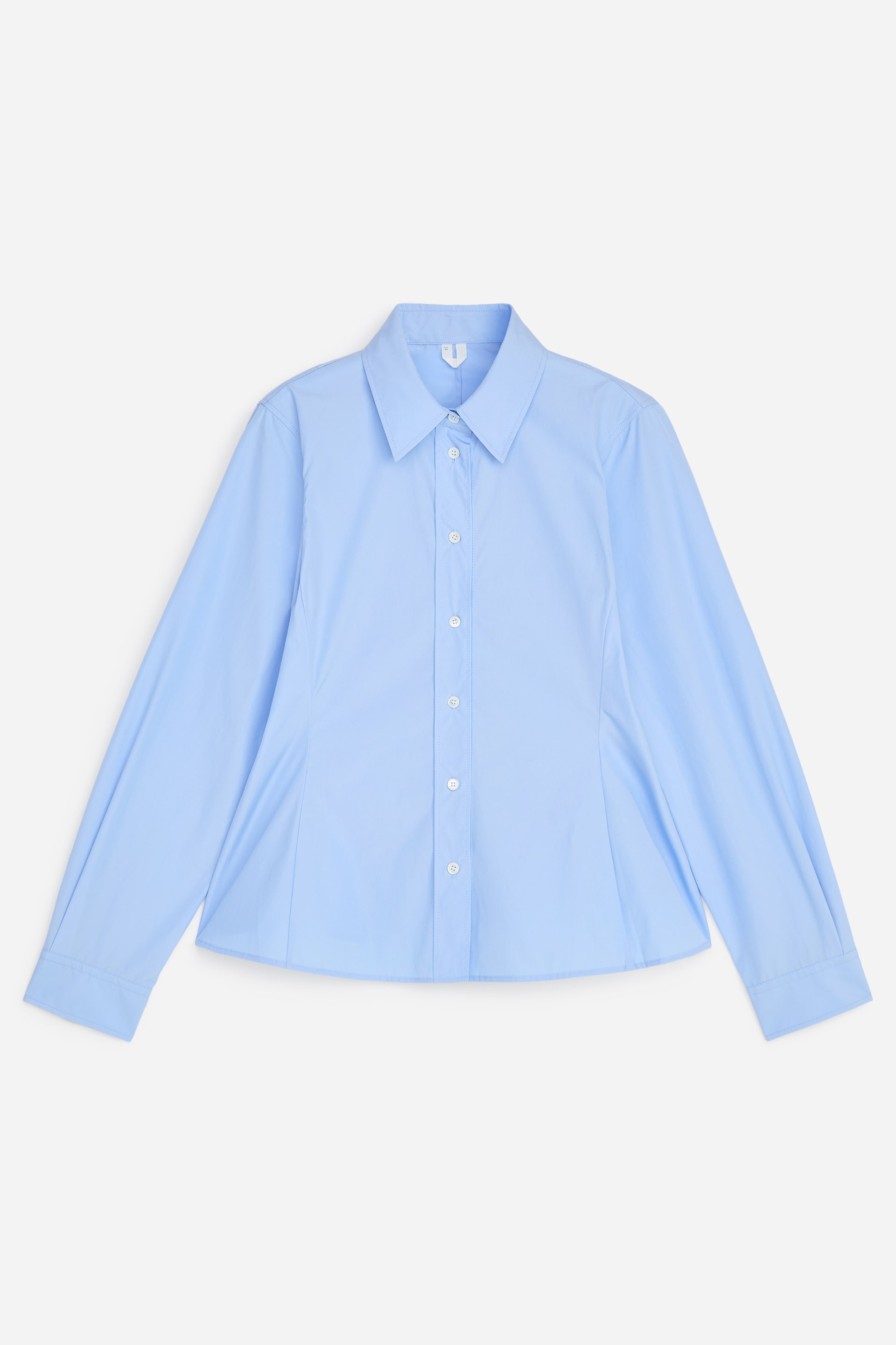 Zobacz większy obraz: Koszula Fitted Cotton Poplin Shirt to jasnoniebieska, długim rękawem koszula prezentowana od przodu. Ma spiczasty kołnierzyk, pełną przednią listwę z białymi guzikami oraz pionowe szwy po bokach, które nadają jej dopasowany fason.
