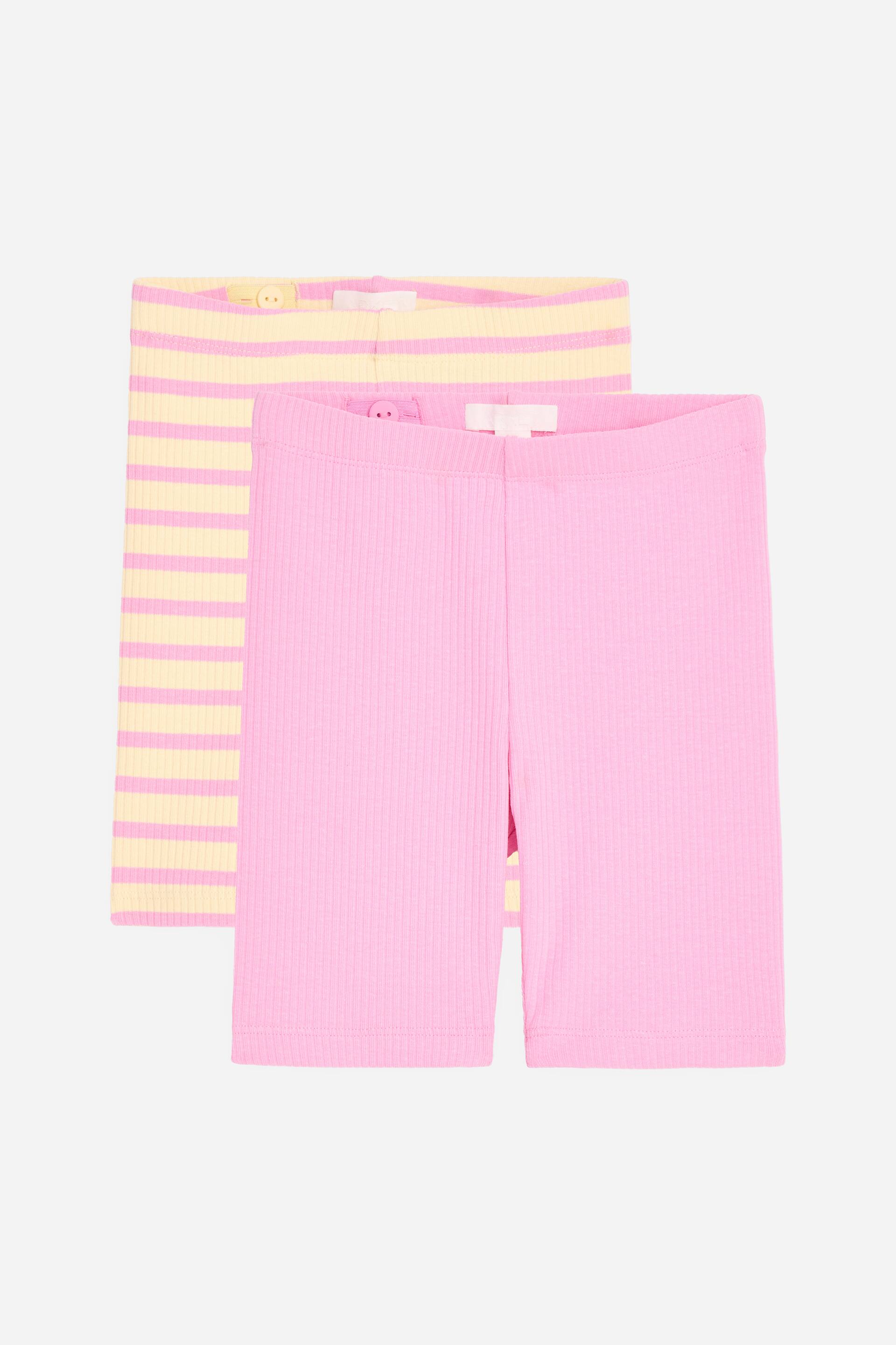 Visualizza l'immagine ingrandita: Due paia di pantaloncini a maglia a coste sono presentati frontalmente. Il paio davanti è di un rosa solido, leggermente sovrapposto al paio posteriore che è a righe rosa e gialle. Entrambi i pantaloncini presentano fasce elastiche in vita e gambe di lunghezza media fino a metà coscia.
