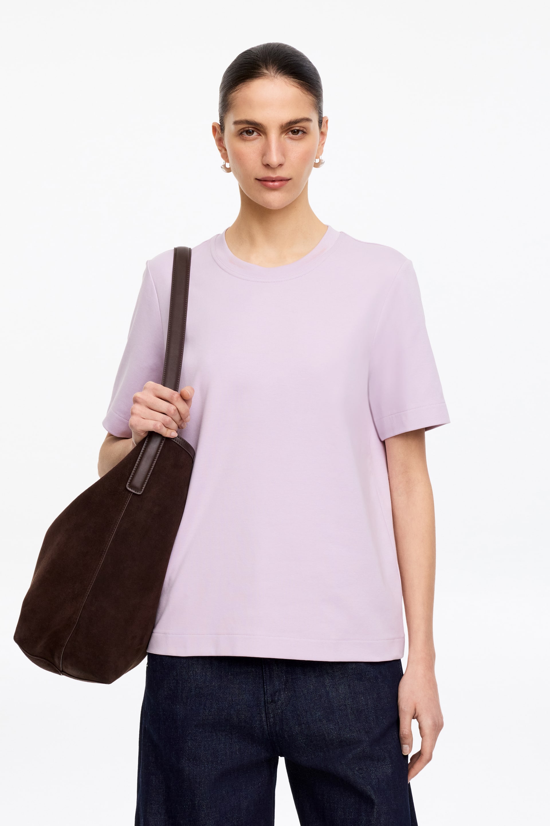 Grotere afbeelding bekijken: Een lichtpaarse t-shirt met een geribbelde ronde hals, korte mouwen en een rechte zoom. Het heeft een ontspannen pasvorm en wordt vanuit een vooraanzicht getoond.