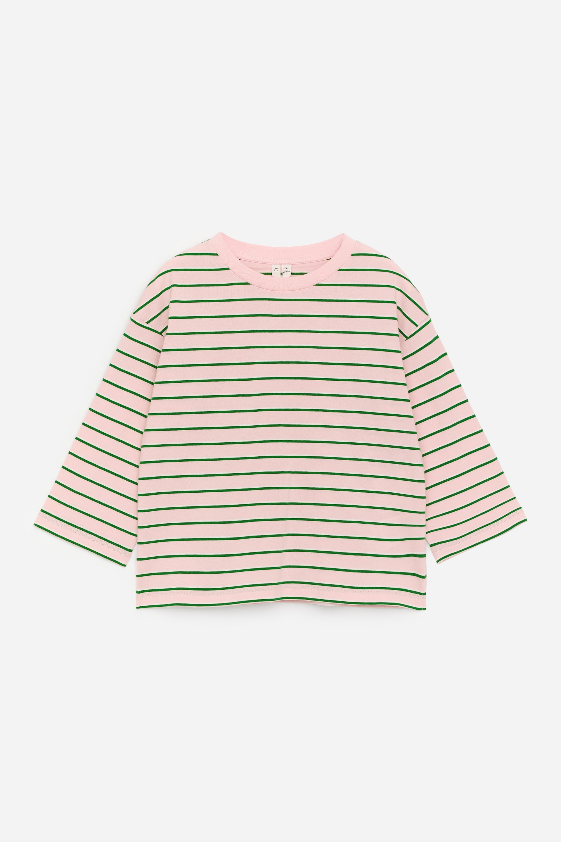 Näytä suurempi kuva: Pitkähihainen t-paita näyttää edestä normaalilta istuvuudelta, ja siinä on pudotetut olkapäät sekä pyöreä pääntie. Se on valmistettu vaaleanpunaisesta puuvillatrikoosta, jossa on vaakasuorat vihreät raidat.