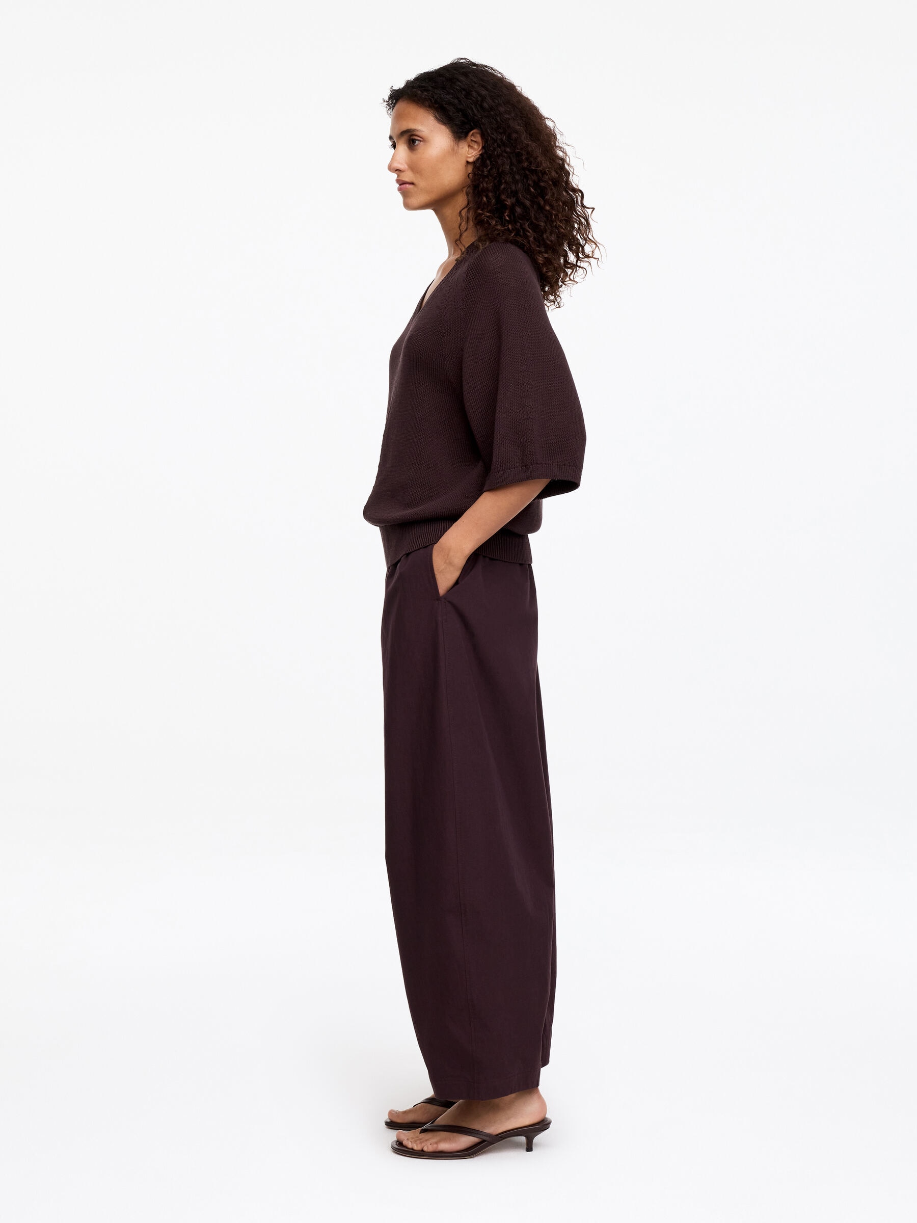 V-Neck Knitted Top - Brown - Loose fit - Women - StillMedia/Lookbook - 5