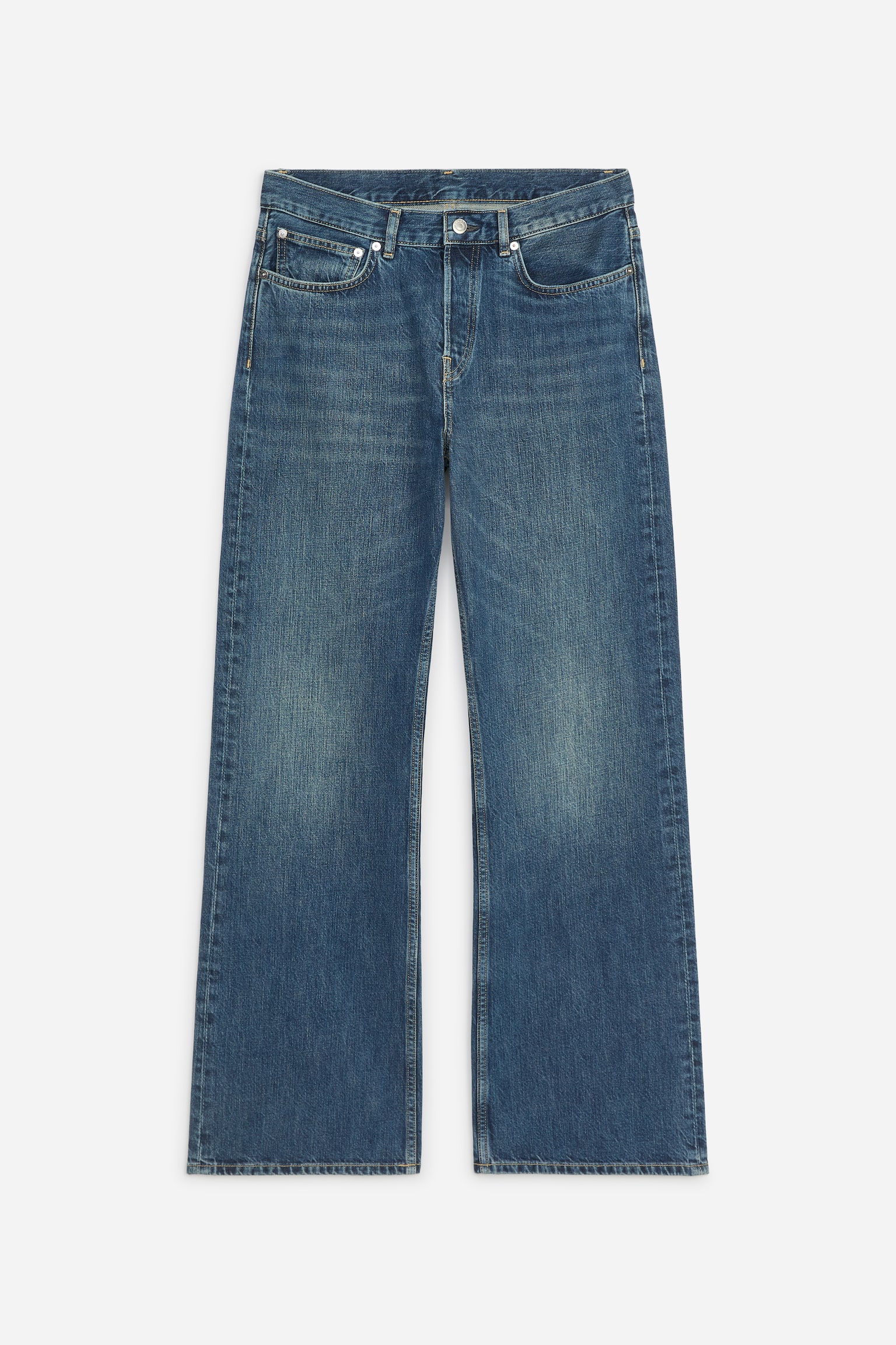 Diese Jeans aus blauem Denim in mittlerer Waschung sind von vorne zu sehen und zeigen einen mittelhohen Bund mit GÃ¼rtelschlaufen, ein klassisches Five-Pocket-Design und einen Knopfverschluss. Die gerade geschnittenen Beine weisen dezentes Ausbleichen an den Oberschenkeln auf und laufen in eine Bootcut-Silhouette aus.
