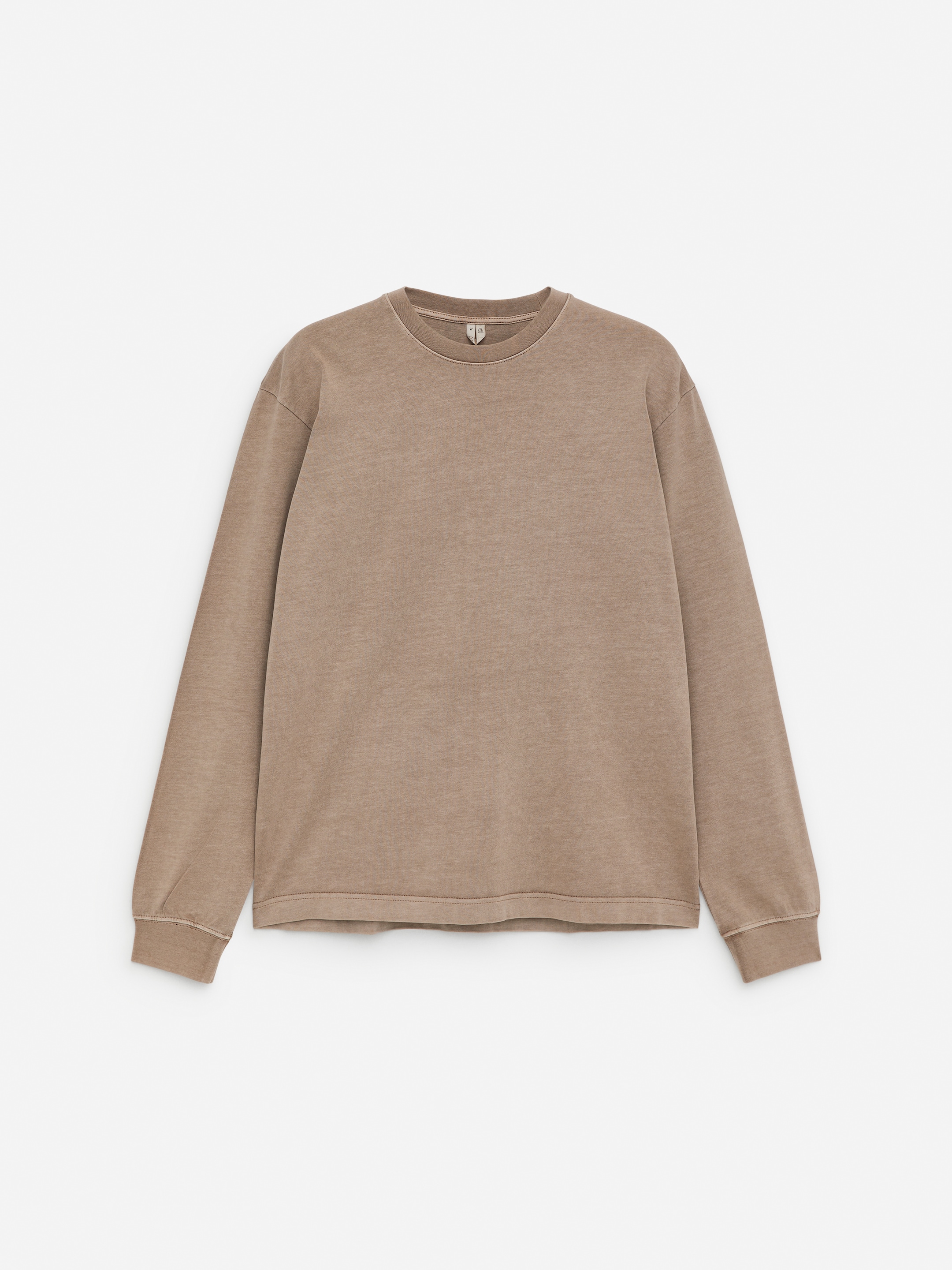 Agrandir l'image: Un t-shirt à manches longues affiche son devant, avec un col rond classique et des manches longues avec des poignets à bande. Il présente une couleur marron délavé avec des détails de couture visibles le long des coutures et de l'ourlet.