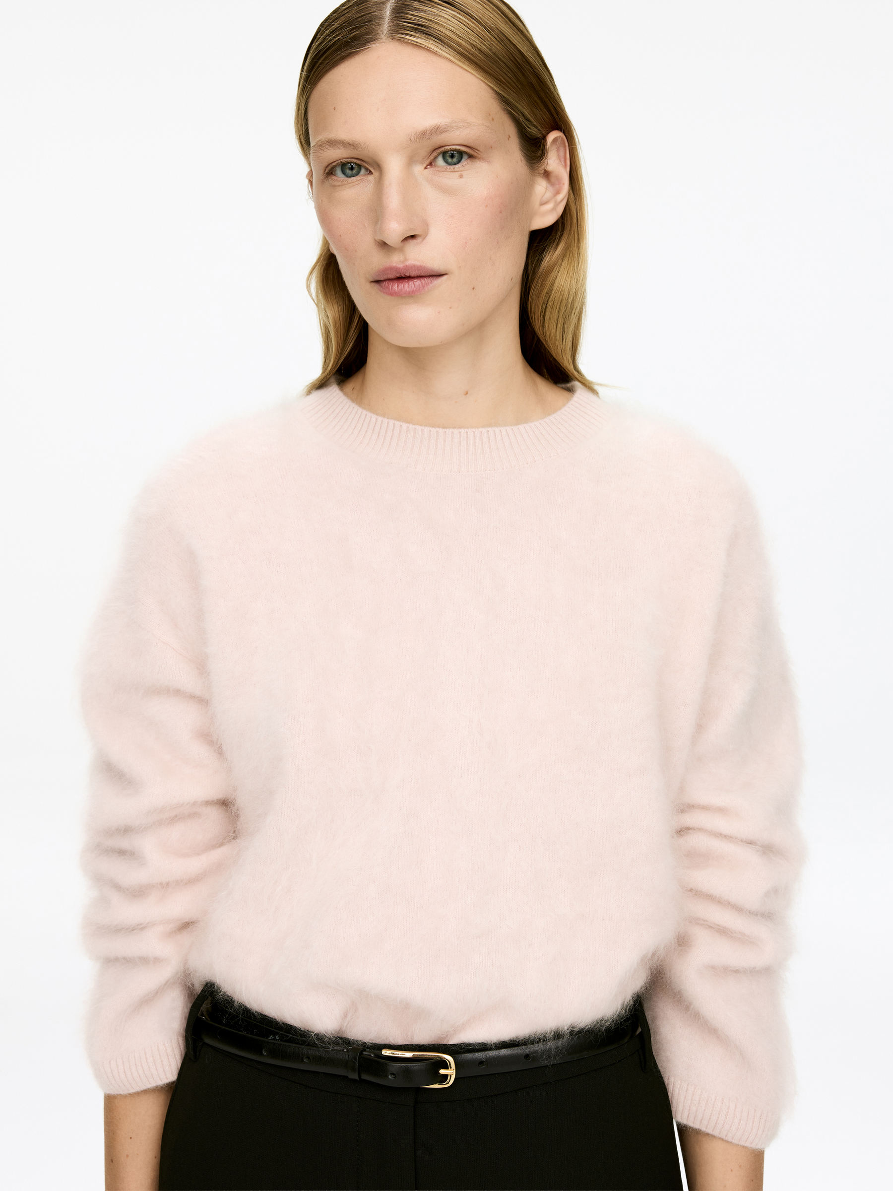 Pullover aus reinem, gebürstetem Kaschmir​ - Altrosa - Loose Fit - Damen - StillMedia/Lookbook - 4