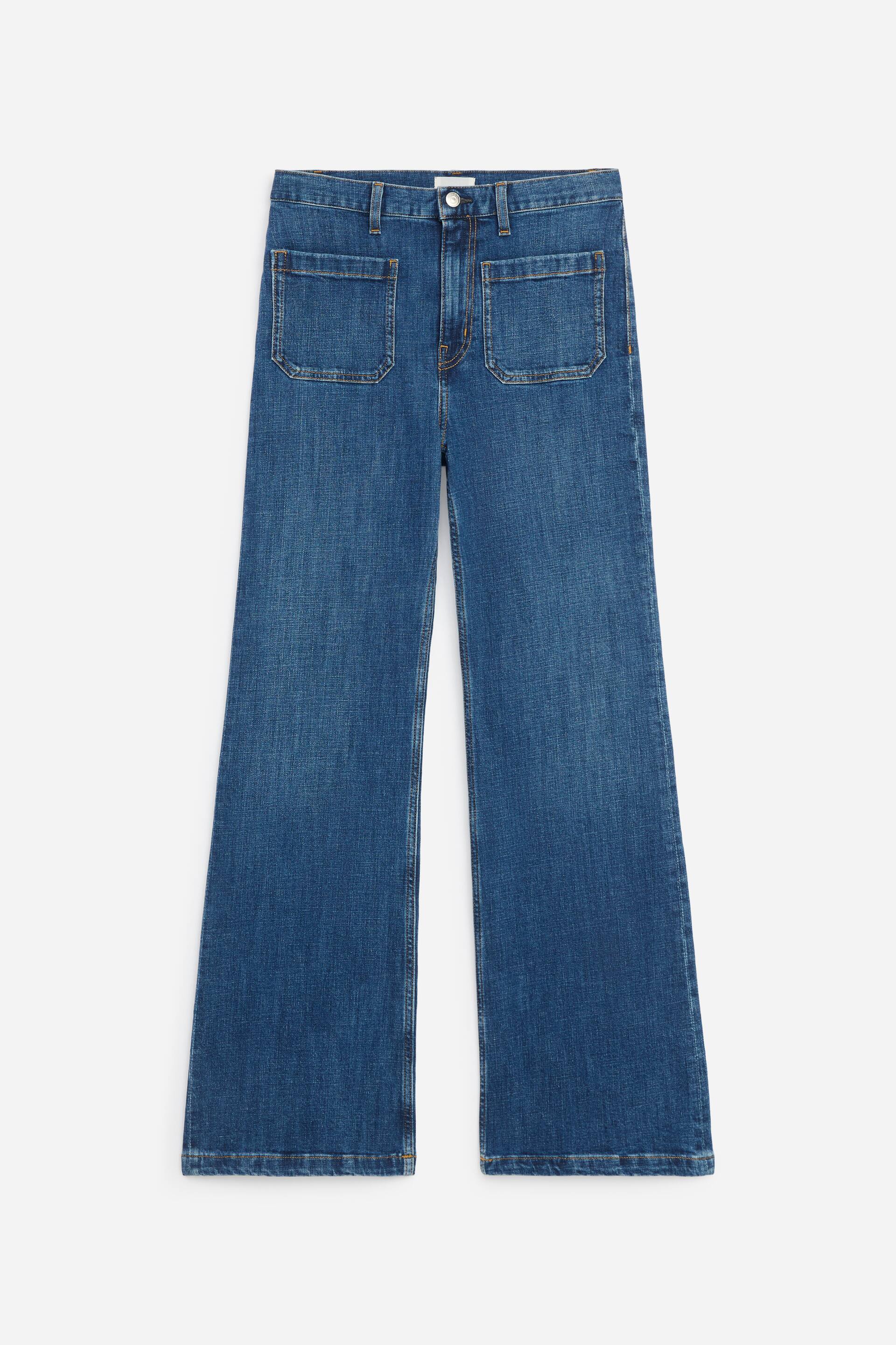 Agrandir l'image: Un jean en denim bleu à taille haute est présenté de face, mettant en valeur deux grandes poches plaquées carrées sur le haut des cuisses ainsi qu'une fermeture classique à bouton avec braguette zippée. Ce jean présente une coupe wide-leg avec des surpiqûres orange visibles le long des coutures et des ourlets.