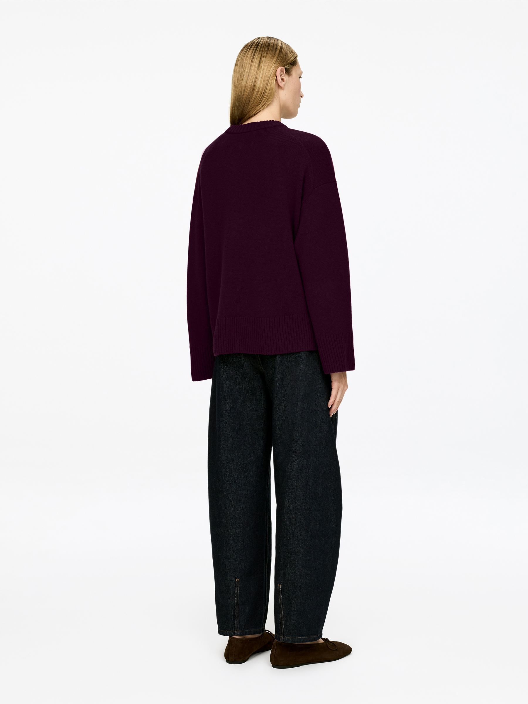 Oversized Pure Cashmere Jumper​ - Burgundy - Relaxed fit - Women - StillMedia/Lookbook - 5