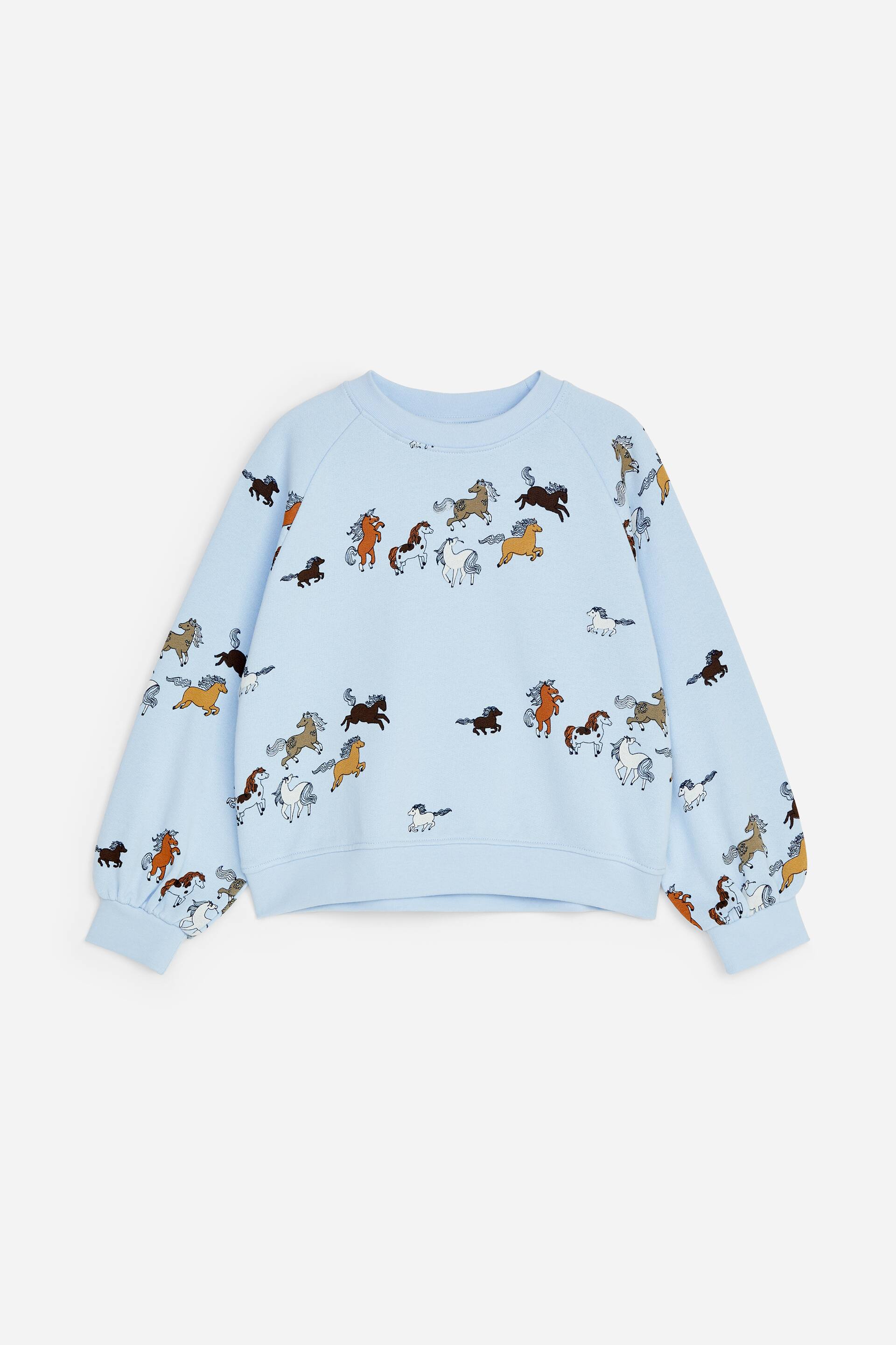Grotere afbeelding bekijken: Een lichtblauwe sweatshirt met een boxy, licht oversized pasvorm is van voren afgebeeld en toont een all-over print van kleine, meerkleurige galopperende paarden. De sweatshirt heeft lange raglanmouwen, een ronde hals, ribboorden aan de manchetten en een geribde zoom.