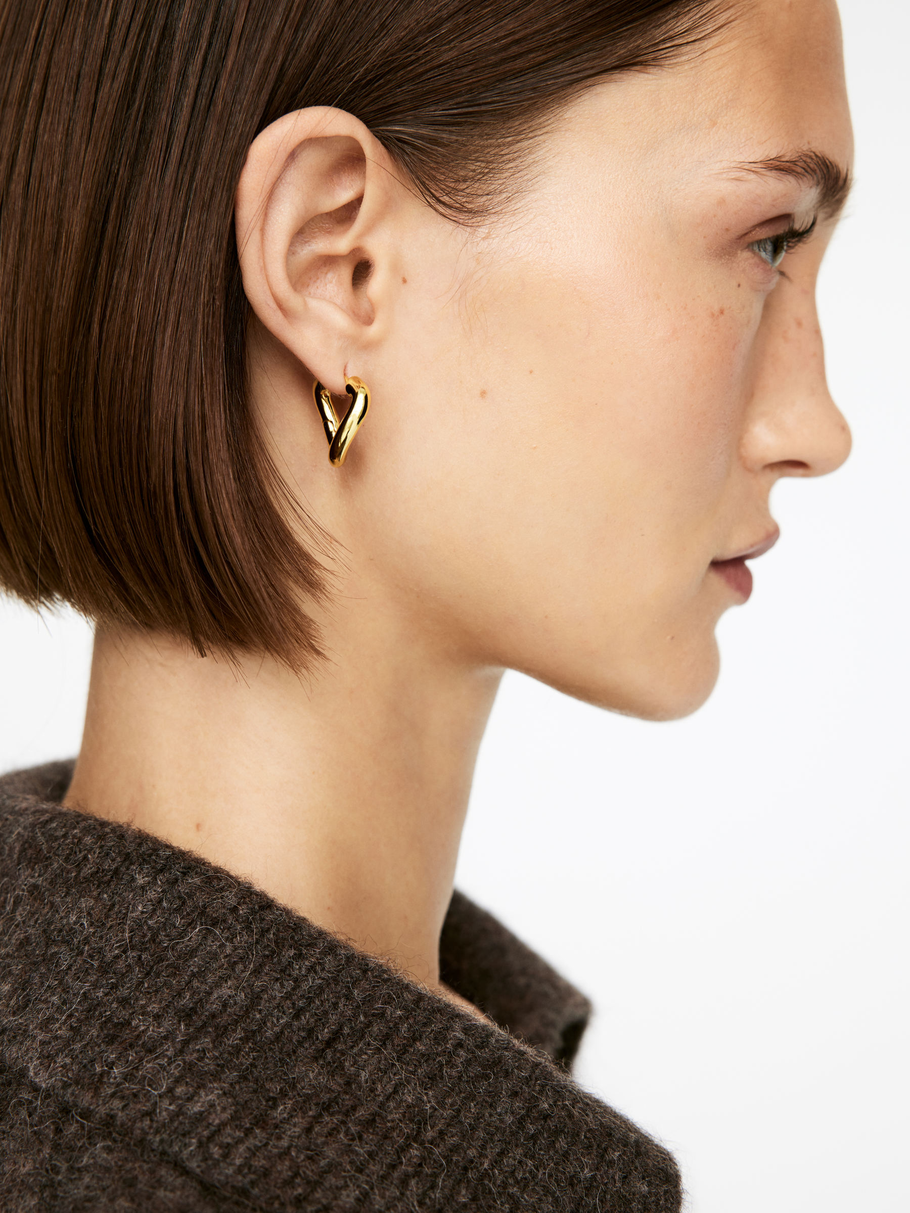 Vergoldete, verbogene Hoops - Gold - Damen - StillMedia/Lookbook - 4