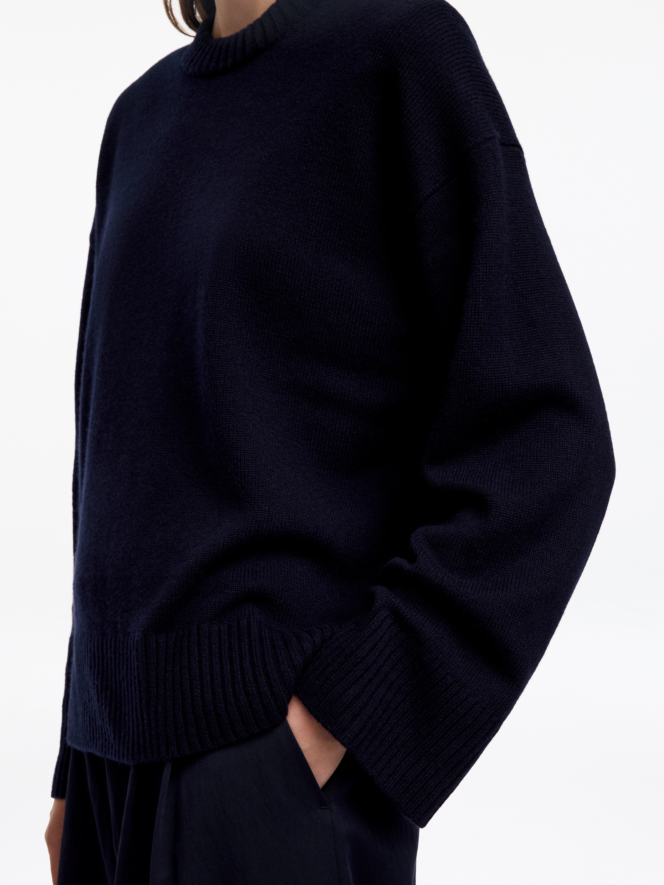 Oversized Pure Cashmere Jumper​ - Dark Blue - Relaxed fit - women - StillMedia/Lookbook - 4