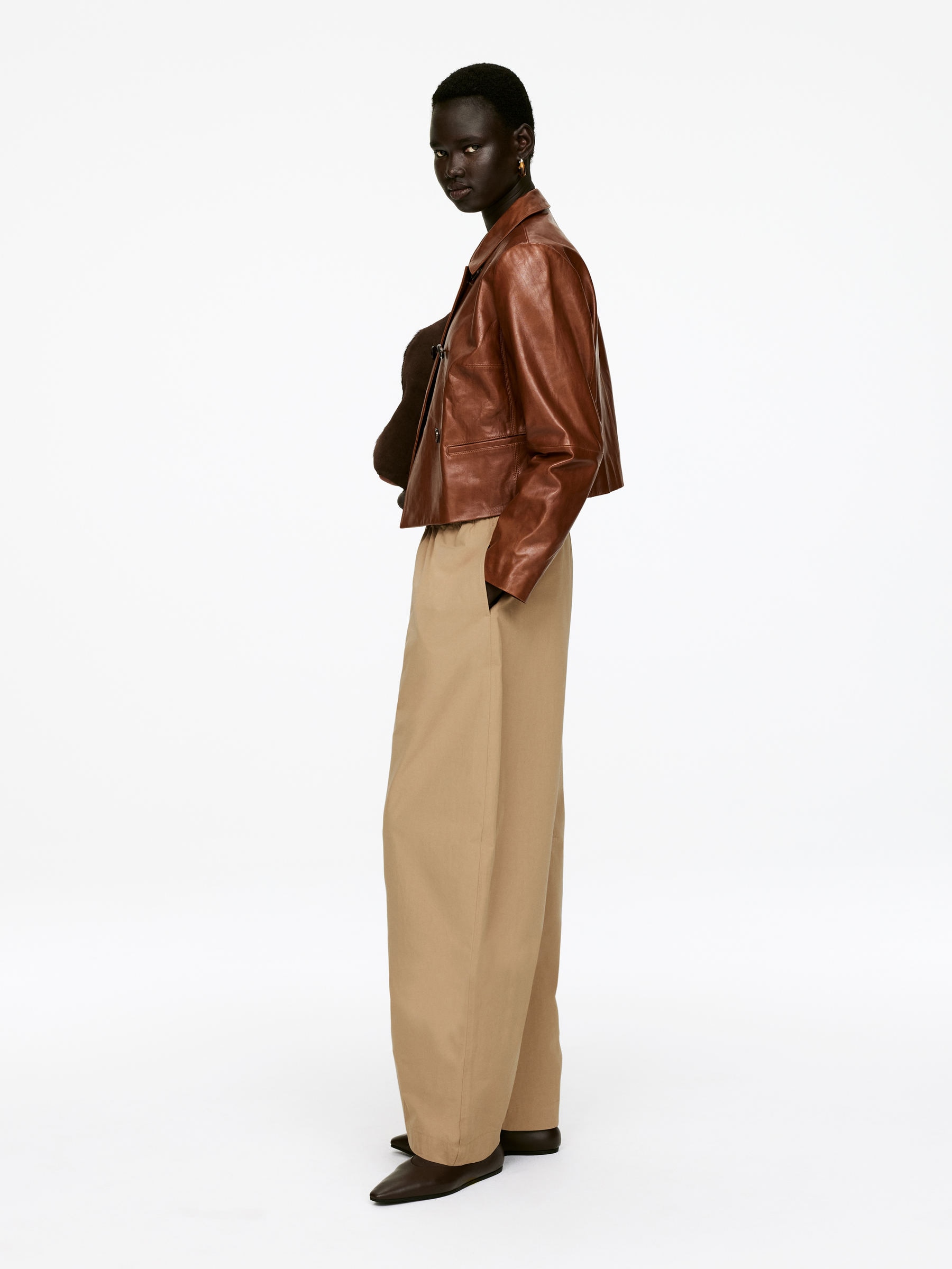 Barrel-Leg Trousers - Beige - Relaxed fit - Women - StillMedia/Lookbook - 7