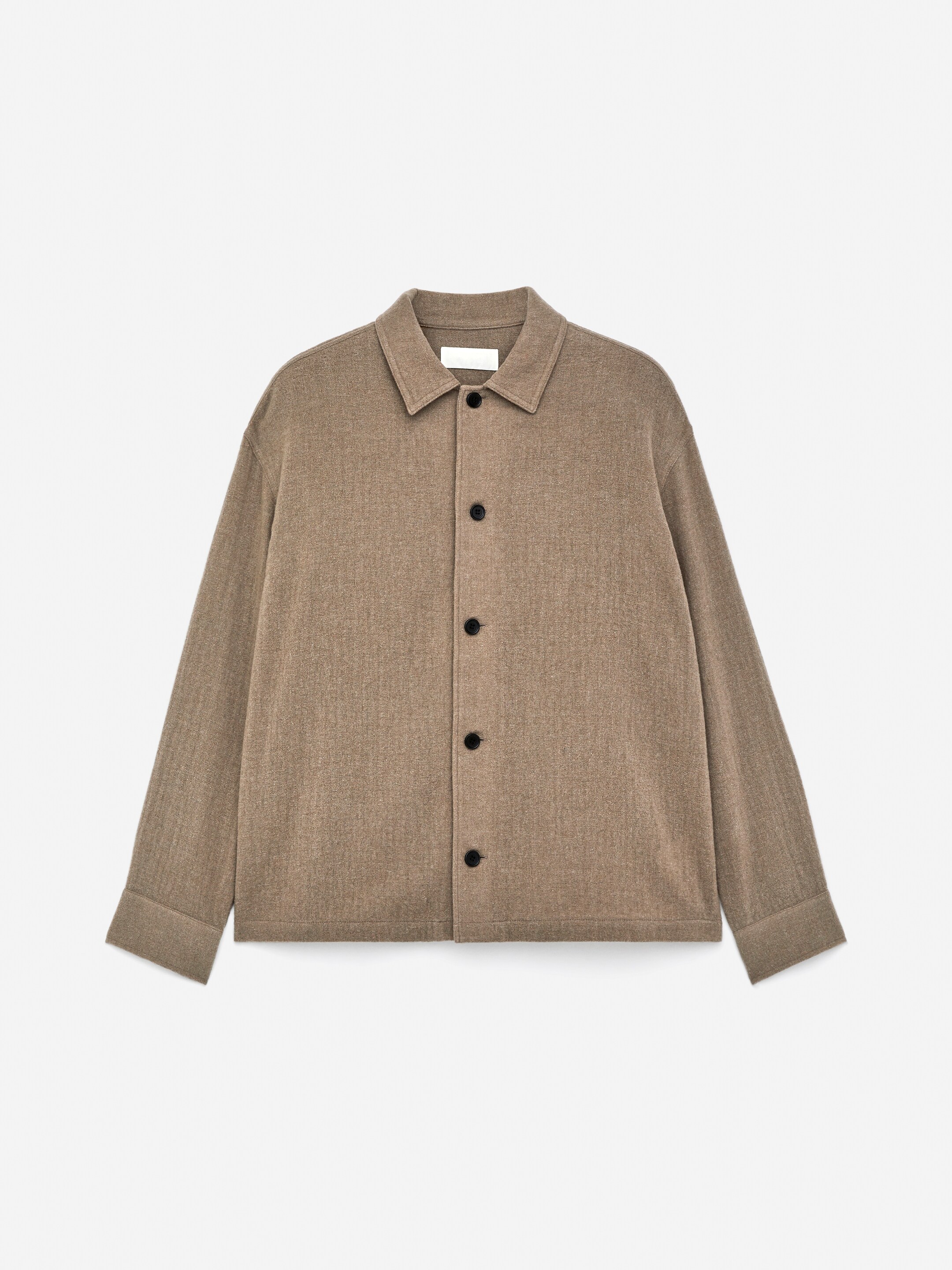 Grotere afbeelding bekijken: Een lichtbruine overshirt, vervaardigd uit een wolmix met een subtiele textuurweving, wordt FRONT-facing gepresenteerd. Het is ontworpen voor een ontspannen pasvorm, met een reguliere kraag, voorzijde met zwarte ronde knopen en lange mouwen met omgeslagen zomen.