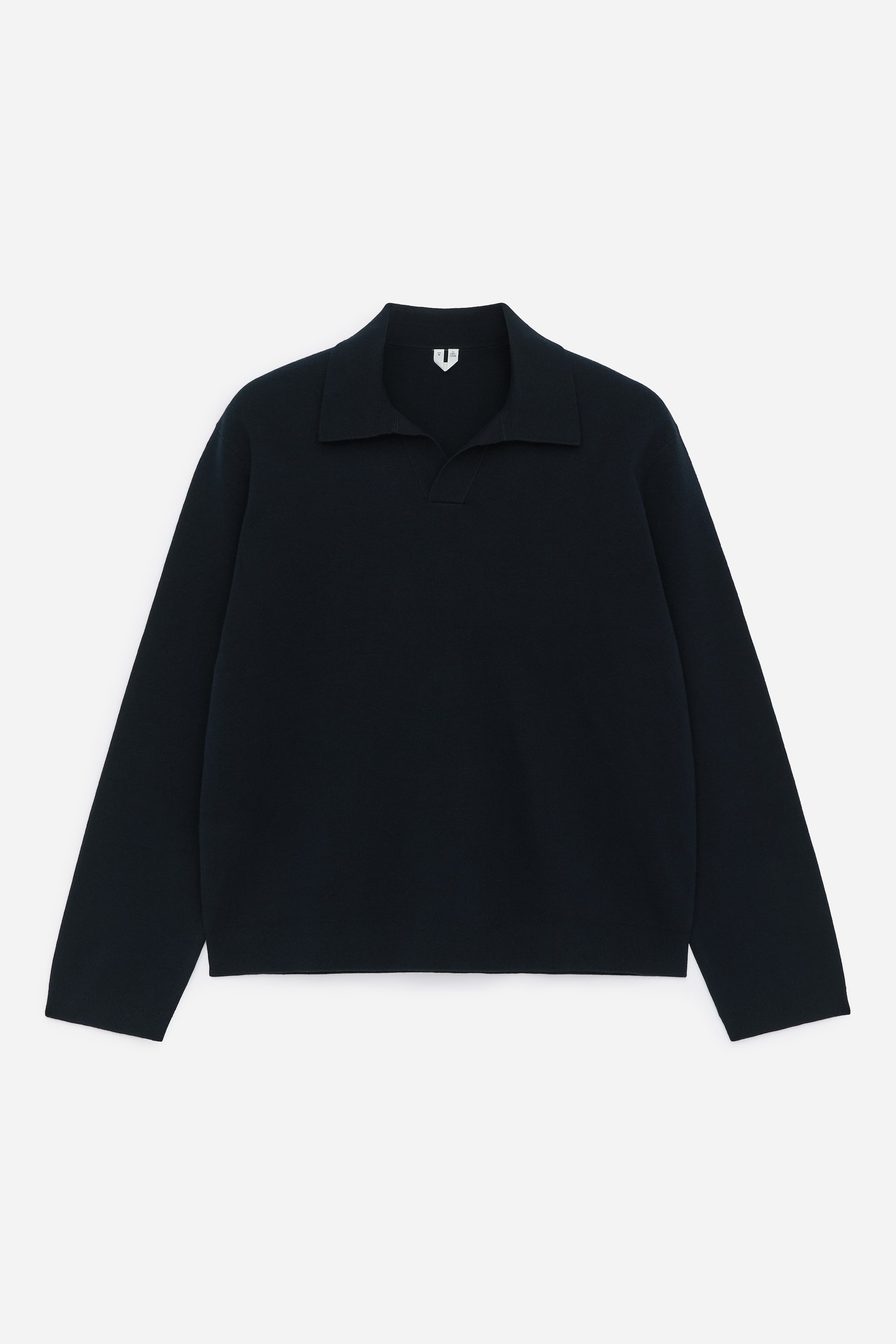 Visualizza immagine più grande: Una maglia polo a maniche lunghe in maglia di colore blu scuro è presentata come FRONTE, caratterizzata da un colletto aperto e un'abbottonatura a V. Presenta maniche lunghe con polsini semplici e un orlo dritto.