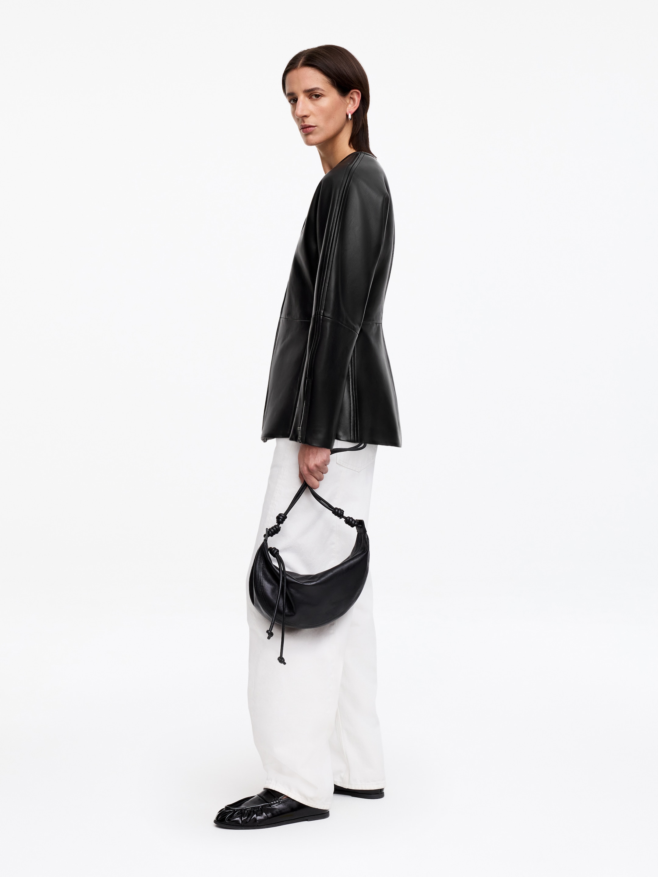Chaqueta de piel escultórica - Negro - Corte ajustado - Women - StillMedia/Lookbook - 7