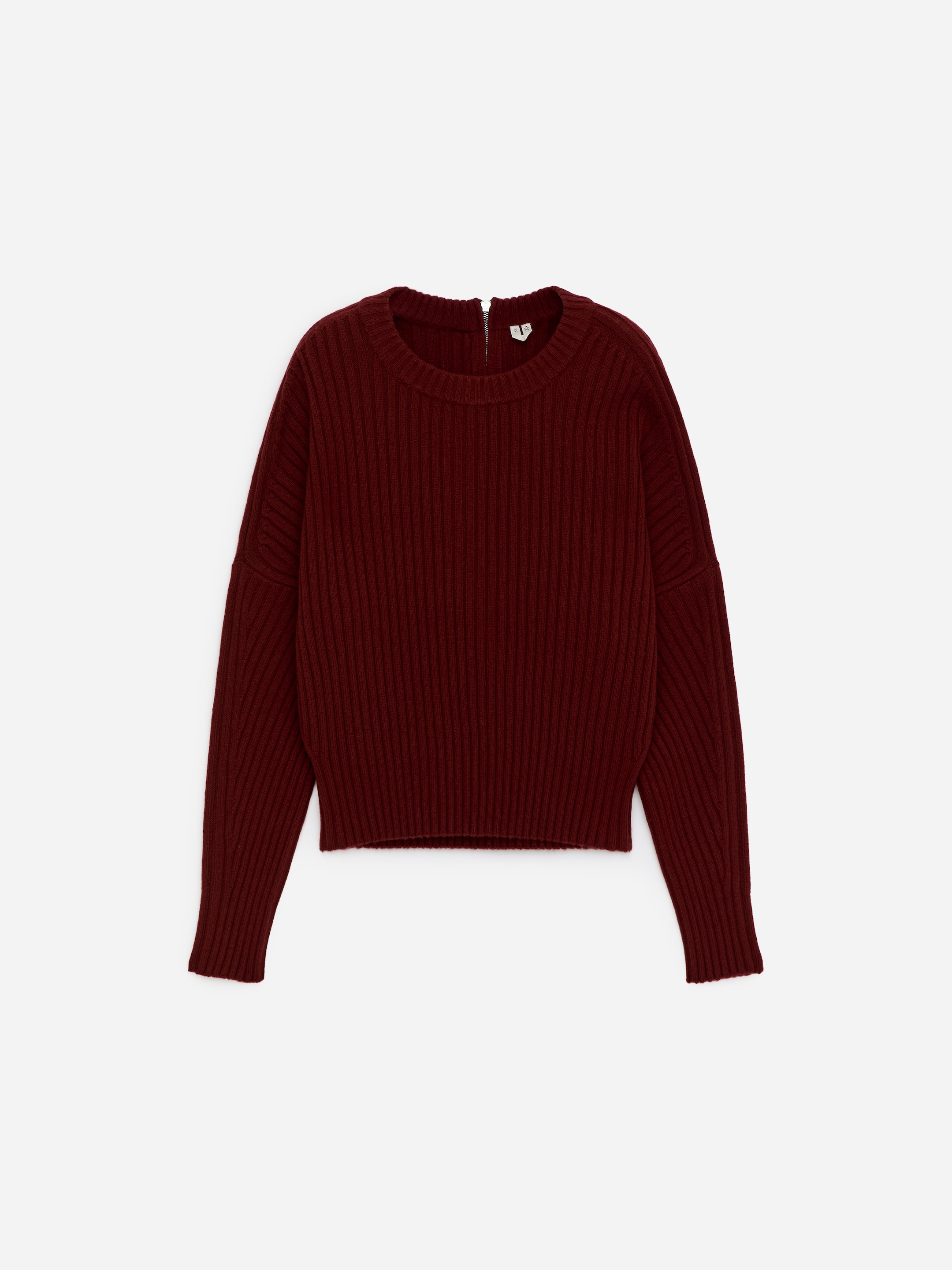 Agrandir l'image: Un pull en tricot côtelé rouge foncé est présenté de face, avec un col ras du cou et des manches longues. Une fermeture éclair argentée est visible à l'arrière du cou, avec des poignets côtelés et un ourlet côtelé complétant le design.