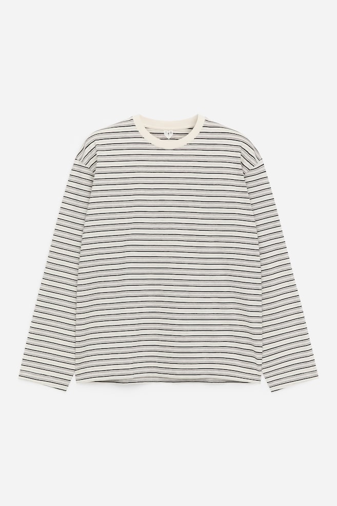 Una camicia a maniche lunghe è mostrata dal FRONTE, caratterizzata da una base bianco sporco con strisce orizzontali in nero, grigio e sottili tonalità di rosso. È progettata con un girocollo a coste, maniche lunghe e un orlo dritto ai polsini e al corpo. - 1
