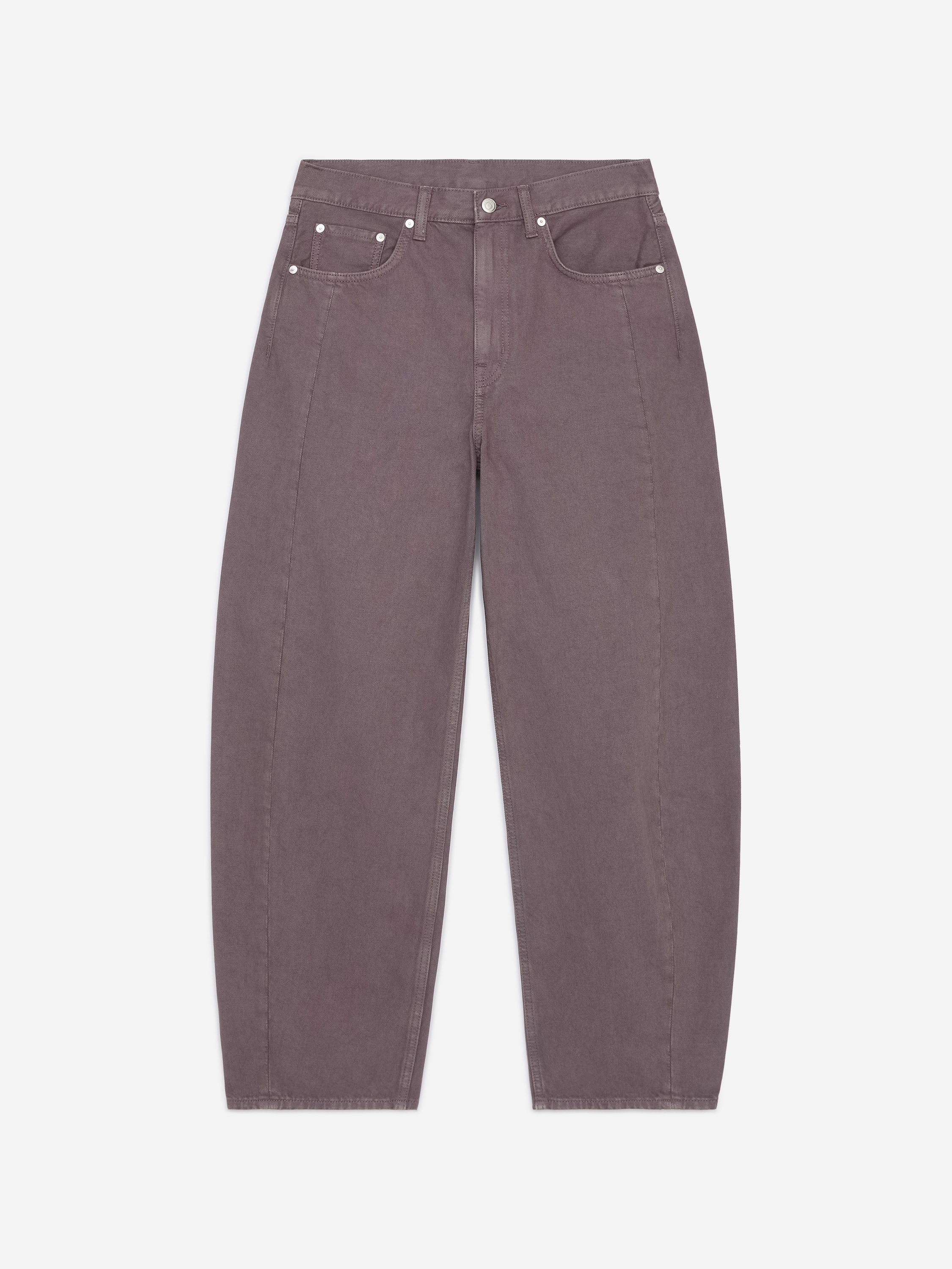 Ce jean en denim violet poudré à coupe décontractée est porté par le mannequin, avec une taille mi-haute et des jambes légèrement sculptées. Le jean est associé à un pull en maille noir à col V porté sur un t-shirt blanc, ainsi qu’à des bottes en cuir noir.