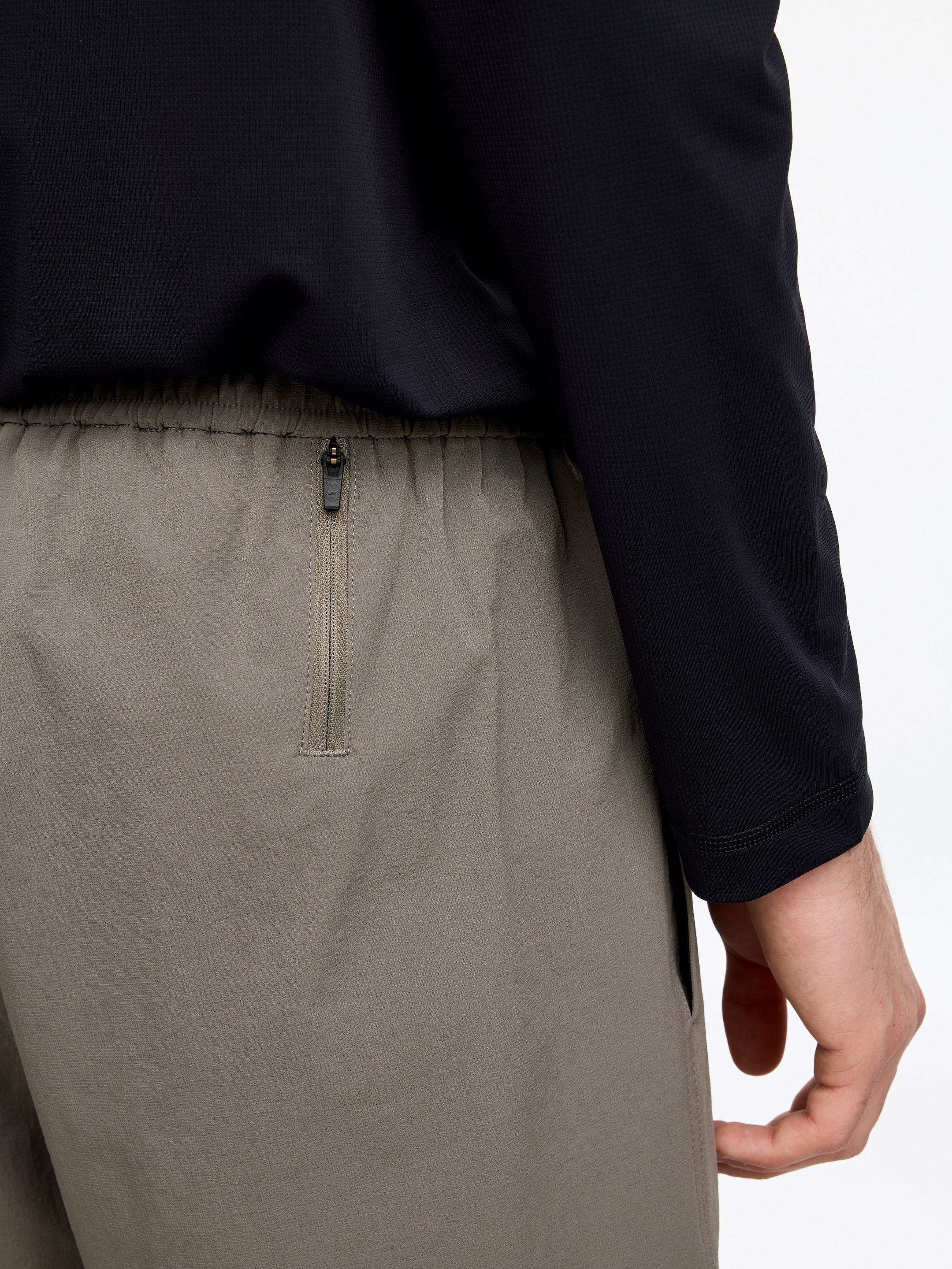 Pantalones cortos deportivos ARKET ACTIVE - Gris - Corte estándar - Men - StillMedia/Lookbook - 4