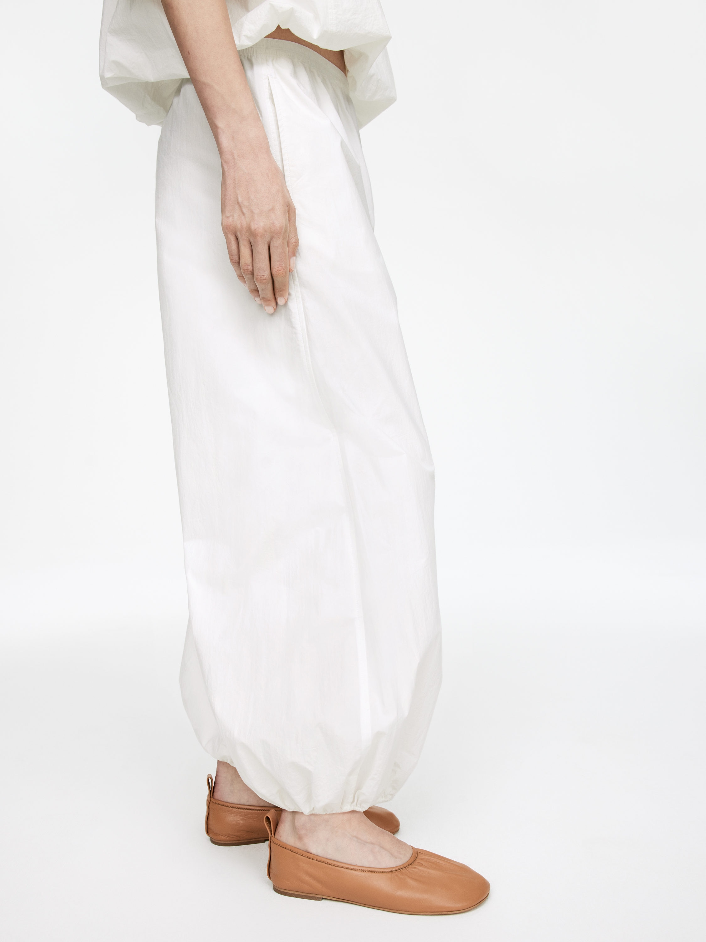 Balloon-Leg Poplin Trousers - White - Relaxed fit - Women - StillMedia/Lookbook - 6