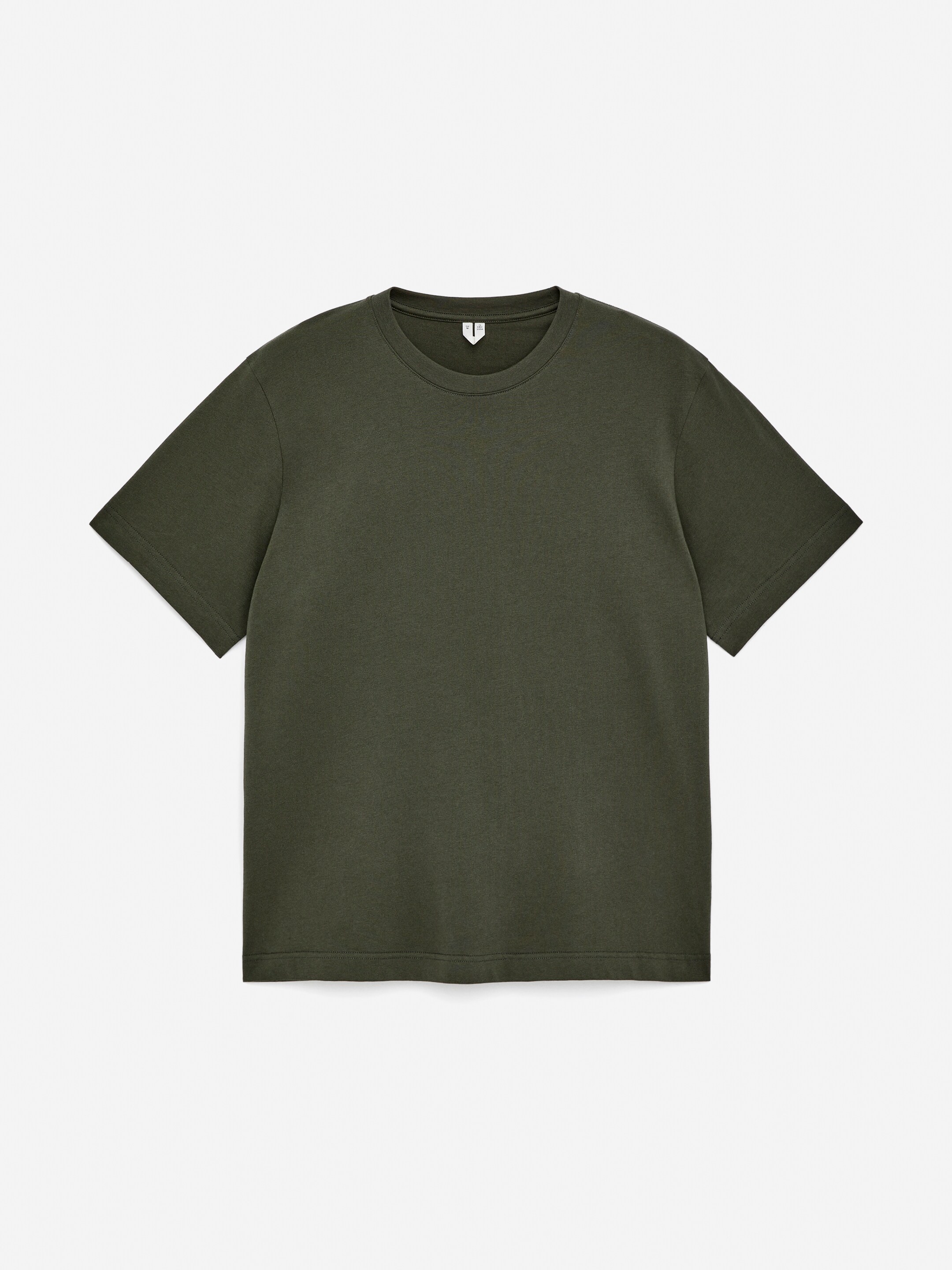 Größeres Bild anzeigen: Ein dunkelgrünes T-Shirt ist nach VORNE gerichtet, mit einem klassischen gerippten Rundhalsausschnitt und einem kleinen weißen Etikett, das am inneren hinteren Halsausschnitt sichtbar ist. Das Shirt präsentiert eine entspannte Passform mit Ärmeln in Standardlänge und einem geraden Saum.