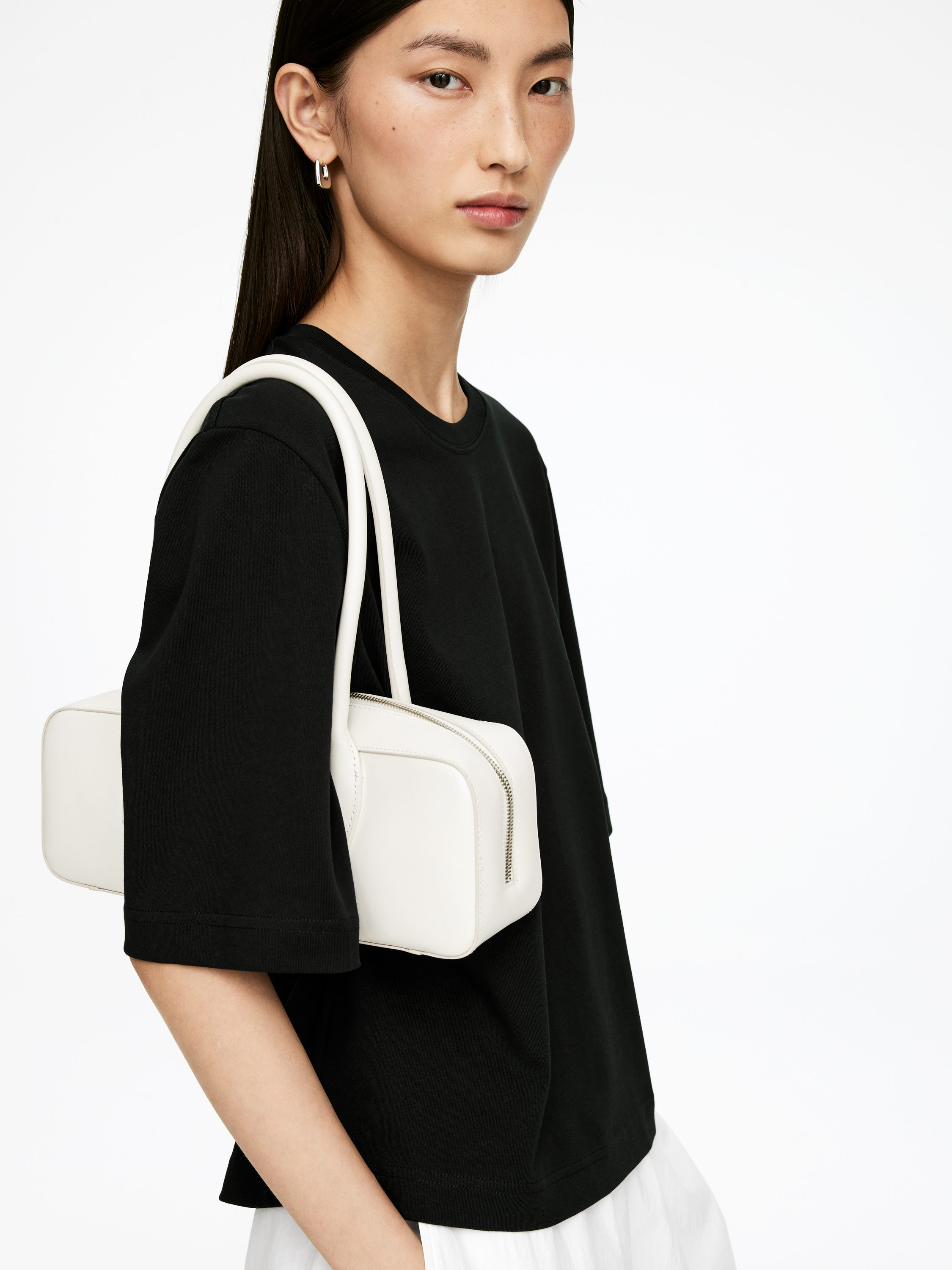 ALBA Boxy T-Shirt - Black - Loose fit - Women - StillMedia/Lookbook - 9