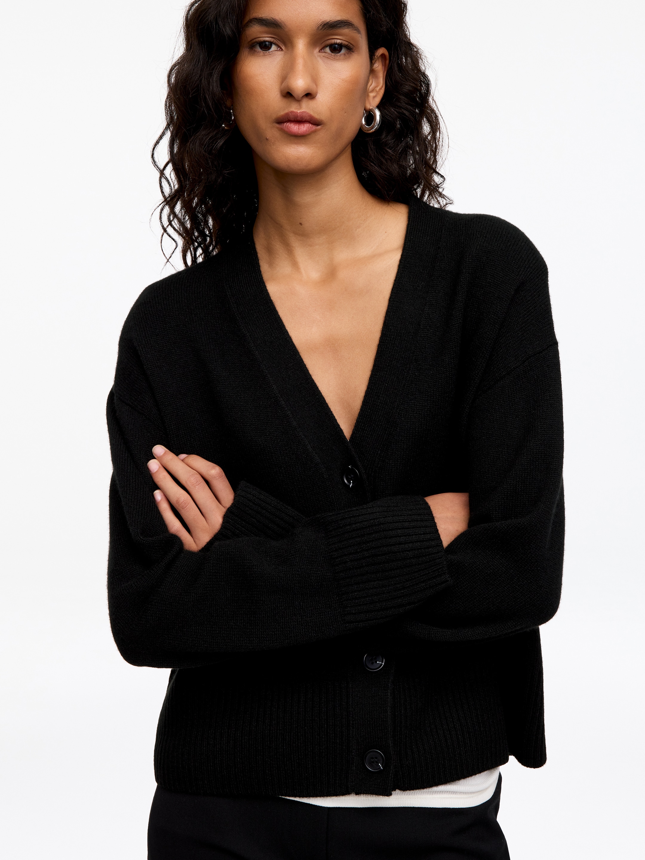 Strickjacke aus Kaschmir mit V-Ausschnitt - Schwarz - Loose Fit - women - StillMedia/Lookbook - 4