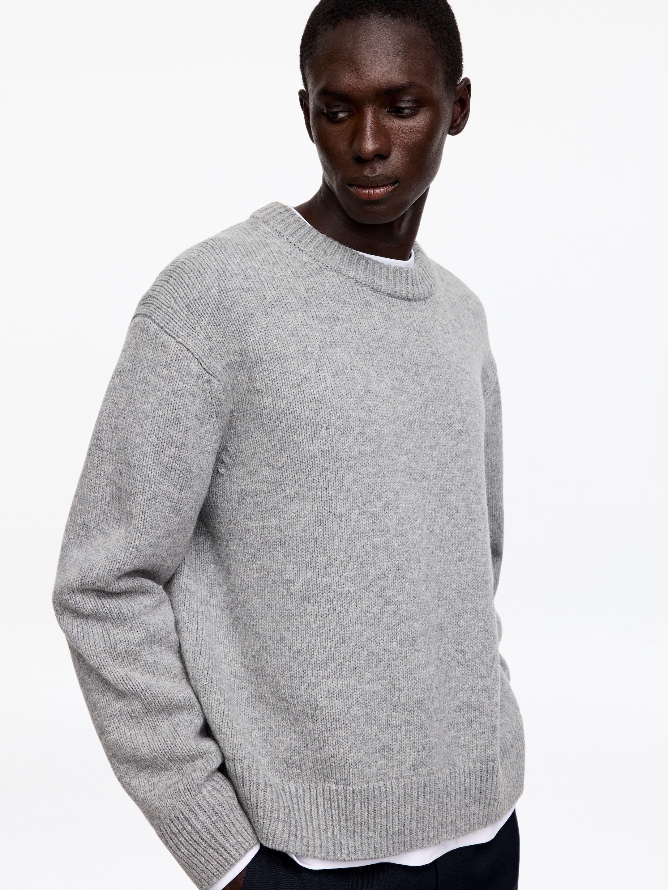 Wełniany sweter z grubej dzianiny - Jasnoszary melanż - Fason swobodny - men - StillMedia/Lookbook - 11