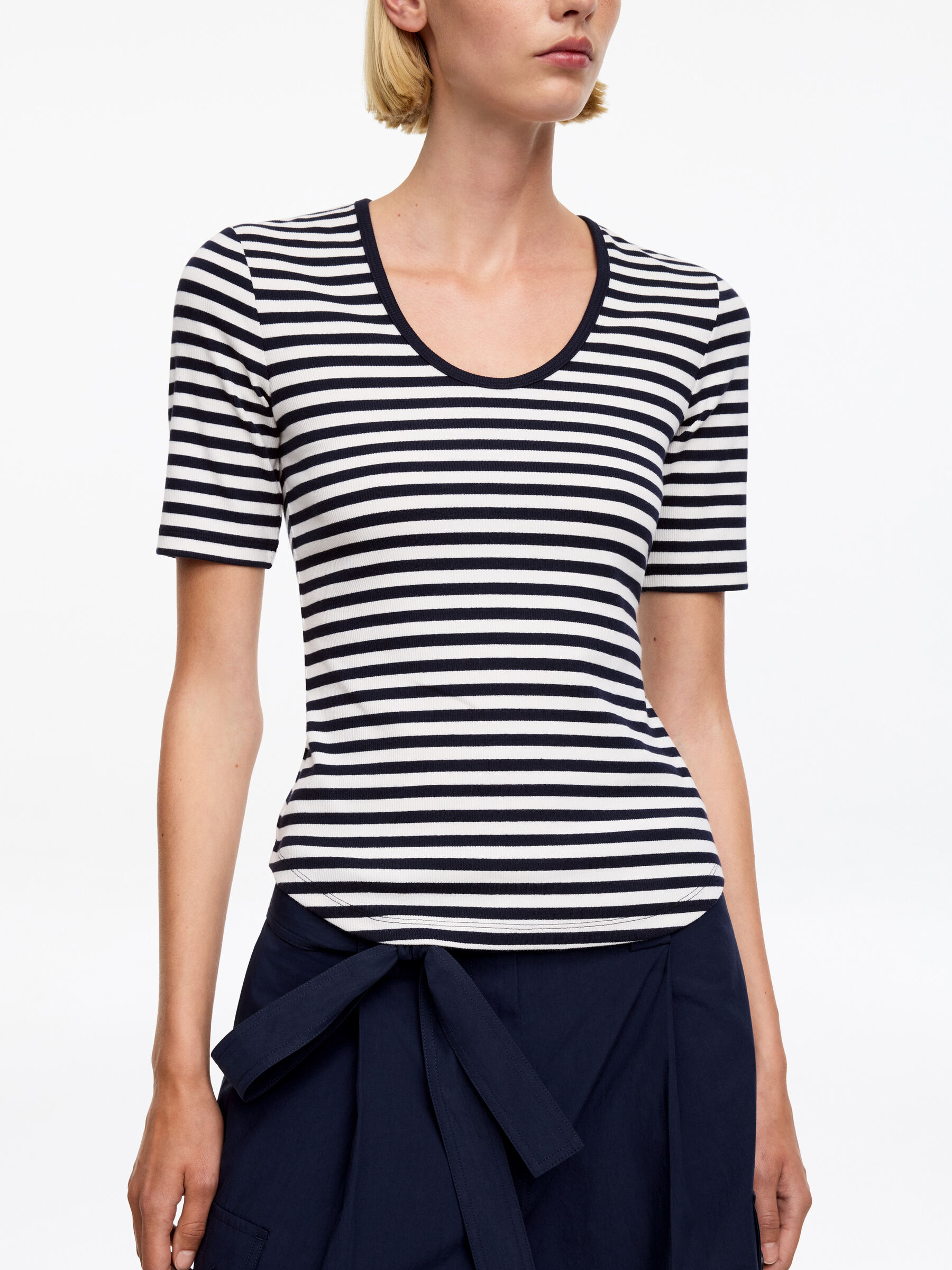 Prążkowany T-shirt - Ciemnoniebieski/Biały - Wąski fason - Women - StillMedia/Lookbook - 11