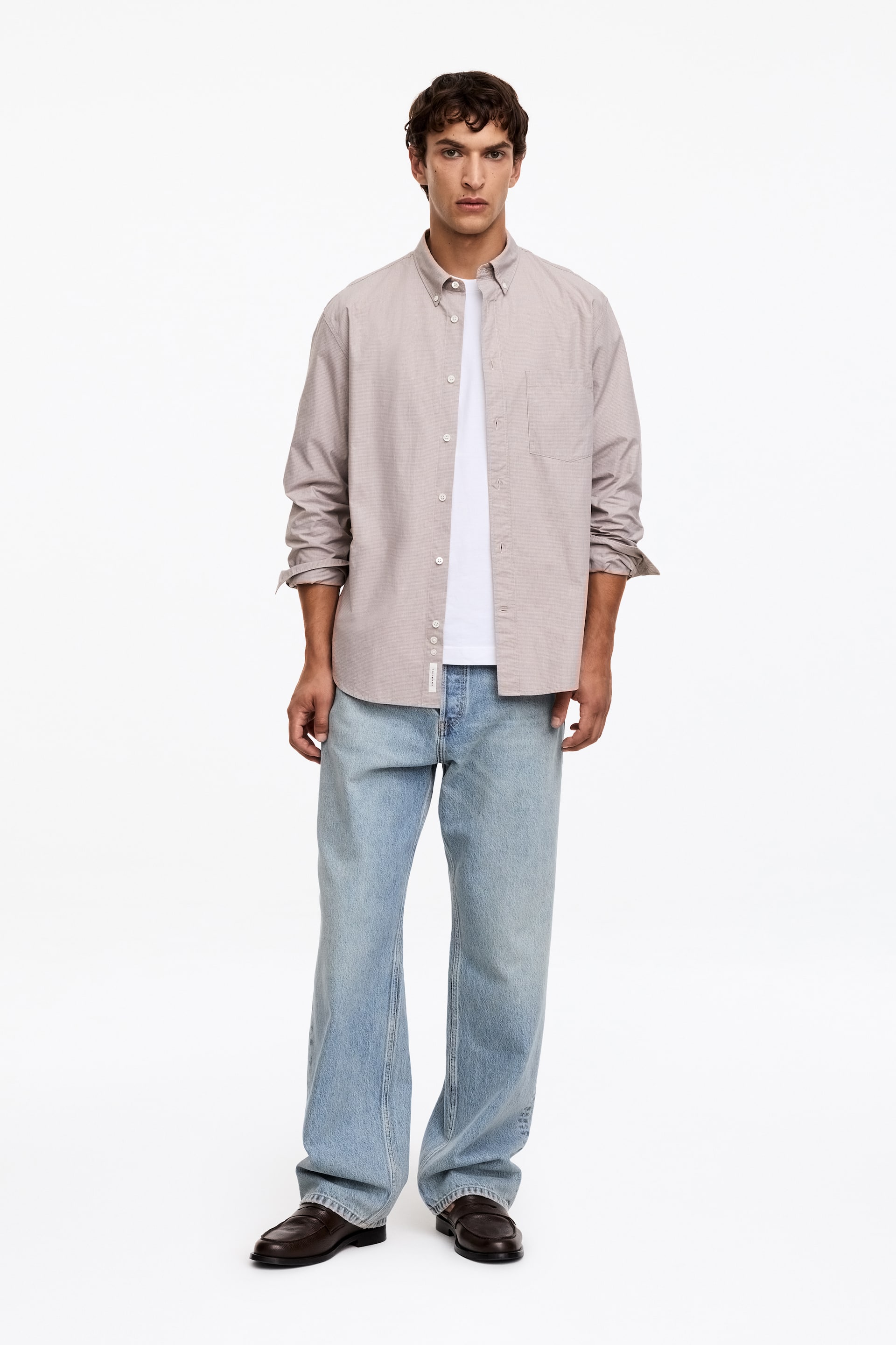 Agrandir l'image: Le jean MIST, confectionné en denim de coton non extensible à délavage clair, présente une taille haute, une coupe ample et des jambes larges longueur entière. Le modèle le porte.