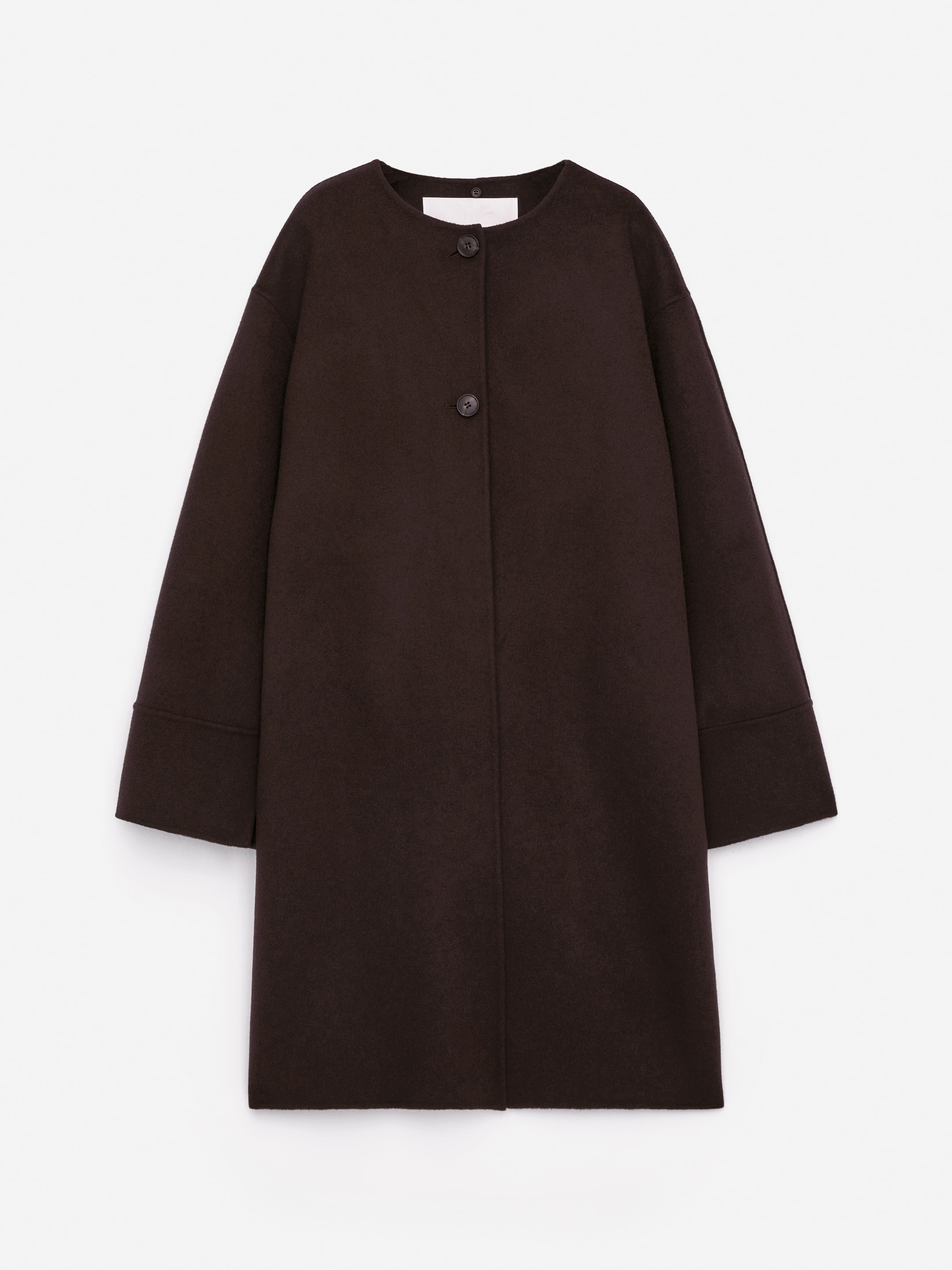 Agrandir l'image: Un manteau marron foncé sans col est présenté de FACE, avec un col rond, une fermeture à boutons sur le devant avec deux boutons visibles, et des manches longues avec des poignets hauts.